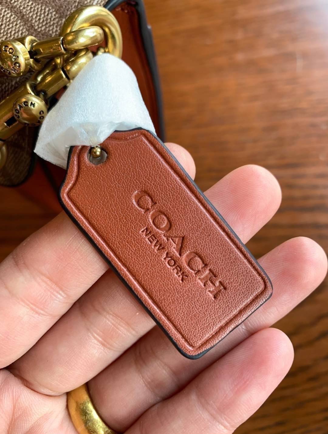 COACH TABBY SHOULDER BAG 26 พร้อมส่งที่ไทยอีกครั้งค่ะ!! กระเป๋าหิ้ว//คล้องไหล่//สะพายข้างได้ สุดคุ้ม! หนังแท้เรียบคลาสสิคเพิ่มความหรูเข้ามาค่ะ ด้านหน้ามีอะไหล่แบรนด์ตัวใหญ่โดดเด่น เปิดปิดกระเป๋าแบบกระดุมแม่เหล็ก ภายในมีช่องหลักใส่ของ2ช่อง;สามารถใส่กระเป๋า