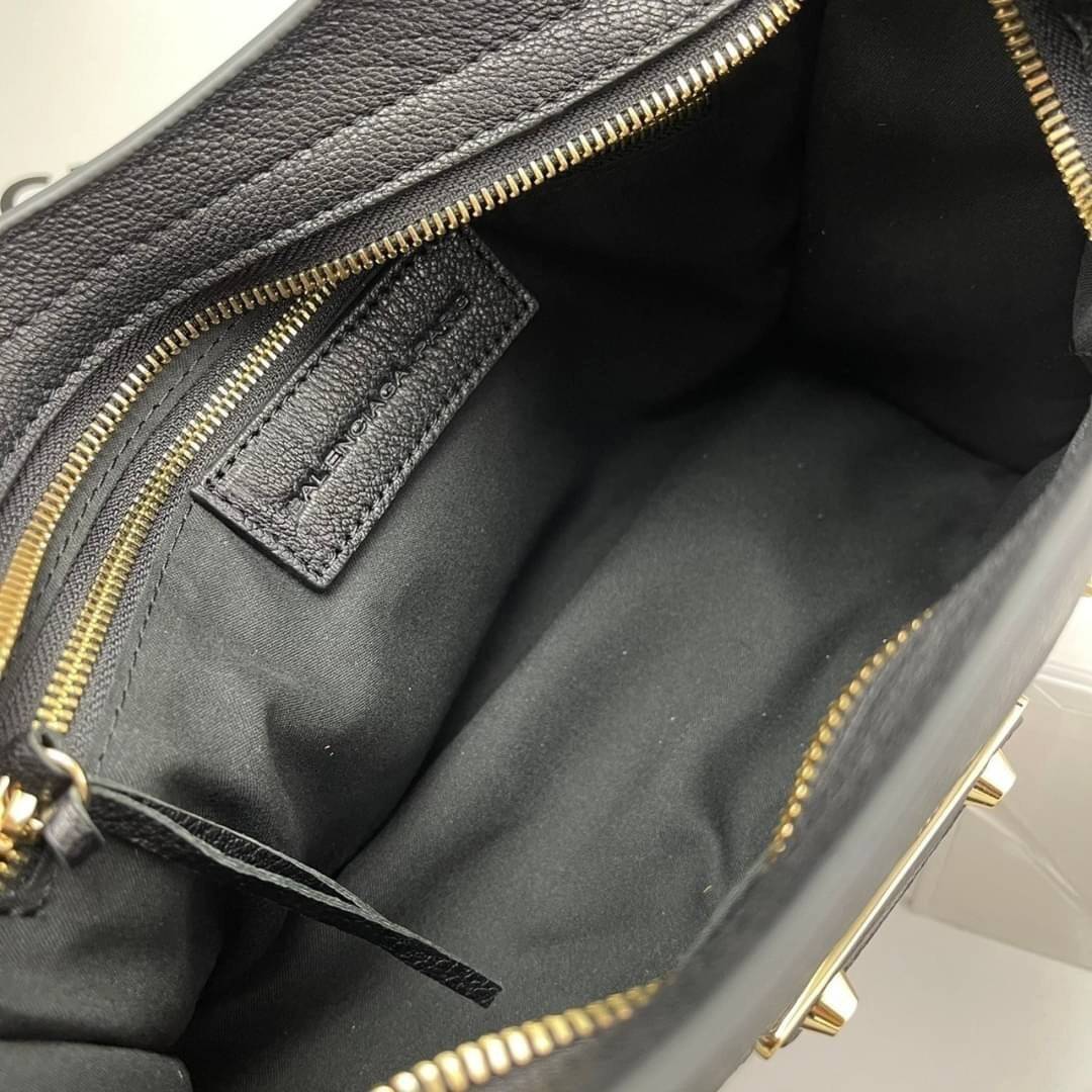 หนังแท้ BALENCIAGA CLASSIC CITY SMALL SHOULDER BAG in black Arena lambskin อะไหล่เงิน / ทอง การสร้างสรรค์ที่มีเอกลักษณ์เฉพาะตัว หรูหรา สีดำคลาสสิก วัสดุหนังแกะแท้ทั้งใบ ภายในโล่งกว้างจุของได้เยอะ เกรดออริจินอล ตอบโจทย์ได้ทุกลุค ทุกไลฟ์สไตล์ คูลๆ เท่ๆ ภาพส