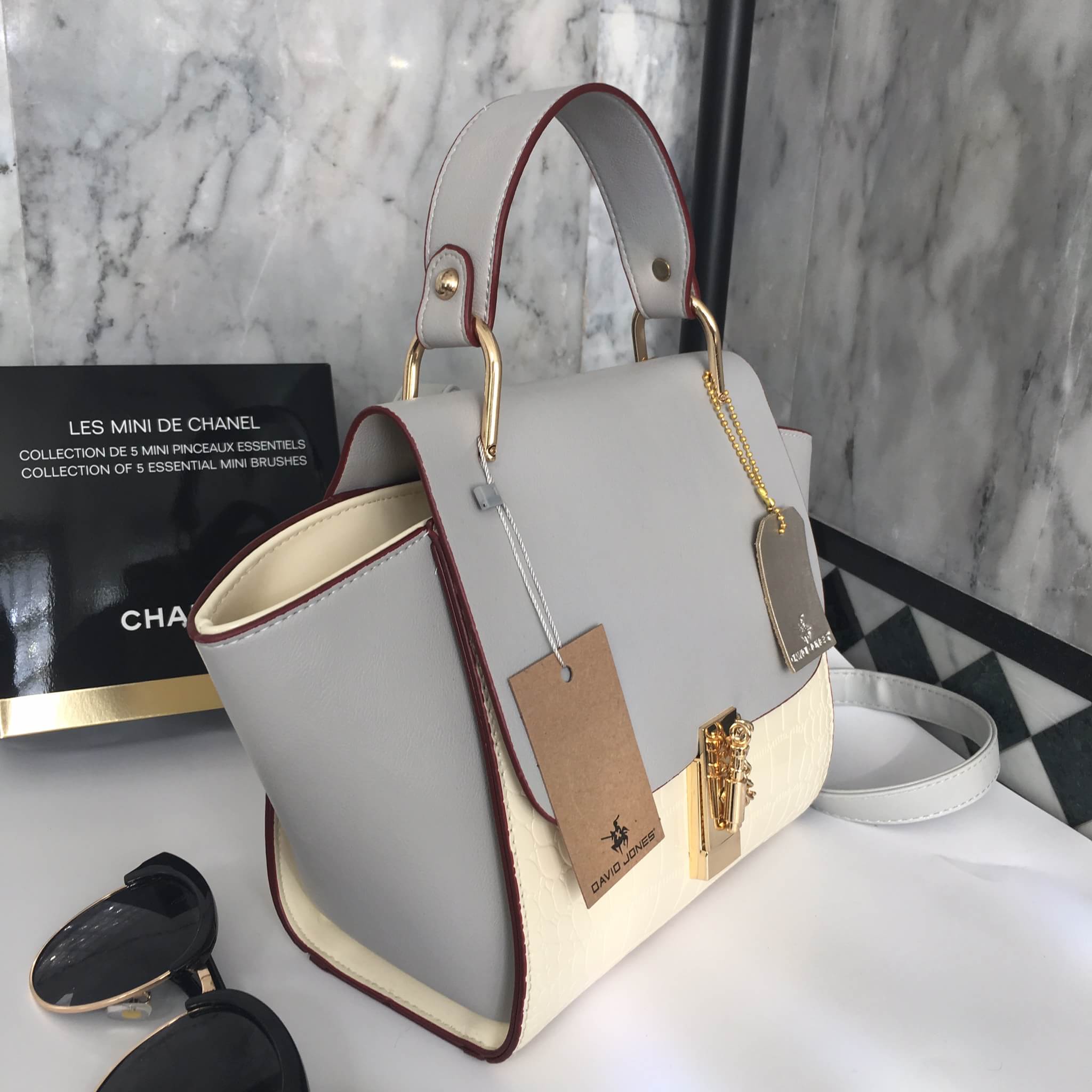 ทรงขายดี มาใหม่สวยหรูมากคะ 💜 กระเป๋าถือ / สะพายจาก แบรนด์ David jones หนังอย่างดี ขนาด กำลังดี มีช่องใส่ของจุกจิกด้านใน สีสวยคะ เข้ากับชุดได้ง่ายมากๆ ใบนี้แนะนำเลย #สวยมาก