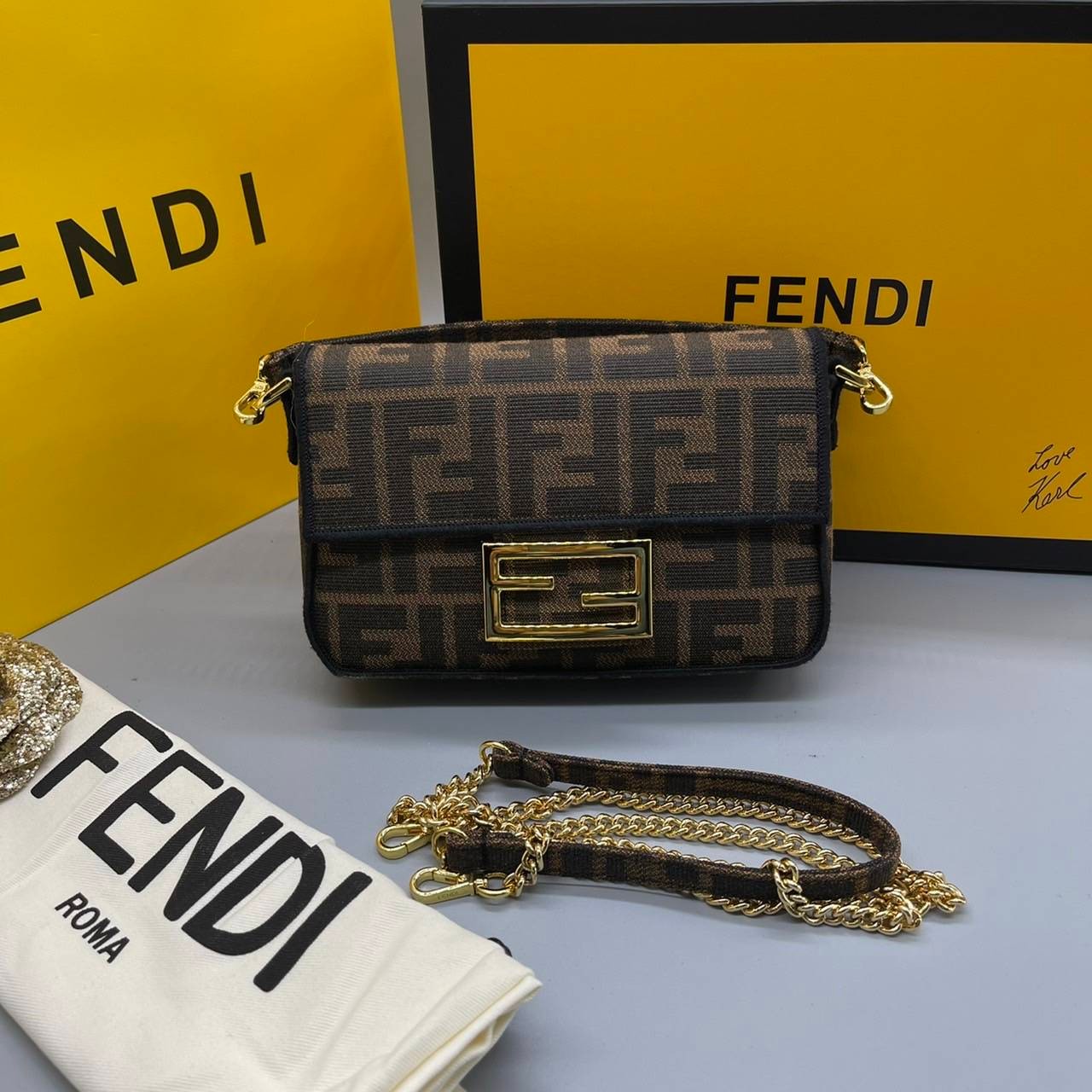 MINI || FENDI VINTAGE BAGUETTE SHOULDER BAG 2size ORI Grade ใช้งานต่างประเทศได้ กระเป๋าสะพายทอลายโมโนแกรม อะไหล่ทองหรูหรา มี 2 ขนาด ทนทาน มาพร้อมสาย 2 แบบ สำหรับคล้องแขน และสายครอสบอดี้ เปิด-ปิดด้วยกระดุมแม่เหล็ก ภายในเป็นช่องโล่ง ใส่โทรศัพท์ พร้อมเสิร์ฟค