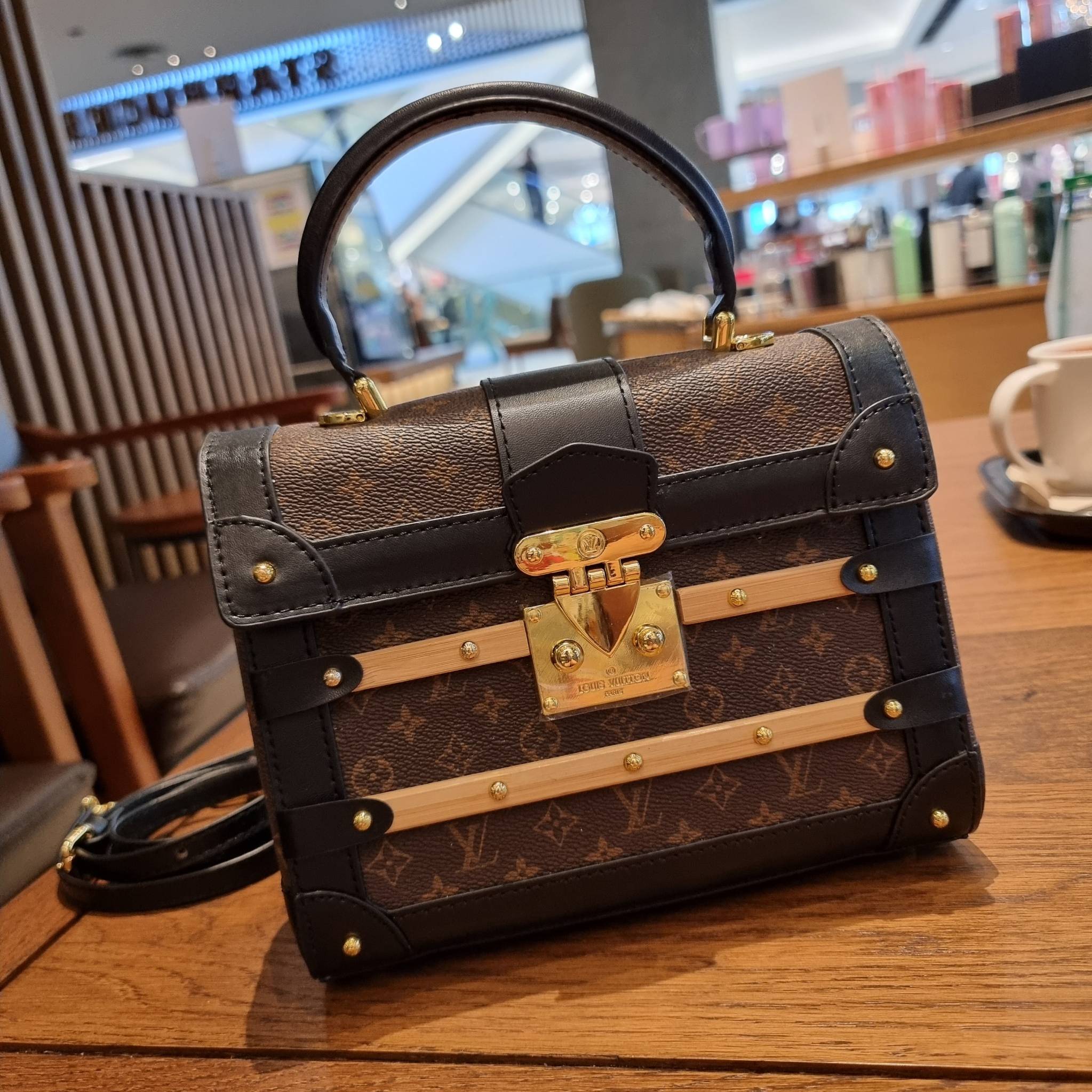ใหม่ล่าสุดจาก LV monogram vintage box bag มาพร้อม box set สุดหรูรุ่นนี้ดีเทลยอดเยี่ยม เก็บรายละเอียดได้ดีและโดดเด่น ถือแล้วผู้ดีมาก!! วัสดุหนังแคนวาสสลับหนังแท้ เปิด-ปิดด้วยตัวบีบล็อค แน่นหนา ภายในโล่งกว้าง เลิศตรงที่เก็บทรง ขยายทรงด้านข้างได้ คอนโทรลด้วย