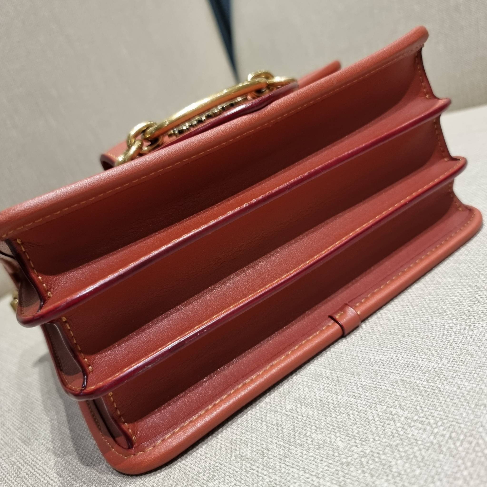 COACH C8449 HERO SHOULDER BAG / COACH C8450 HERO SHOULDER BAG IN SIGNATURE CANVAS ดีไซน์ใหม่ล่าสุด ที่มาพร้อมความหรูยกระดับ กระเป๋าถือ/สะพายข้าง ออกแบบทรงสวย คลาสสิค ขนาดกำลังพอดี ไม่ว่าจะถือ หรือสะพายสายครอส ก็ดูดีแบบไม่ต้องแต่งเติม วัสดุหนังแท้เต็มใบ ฝา