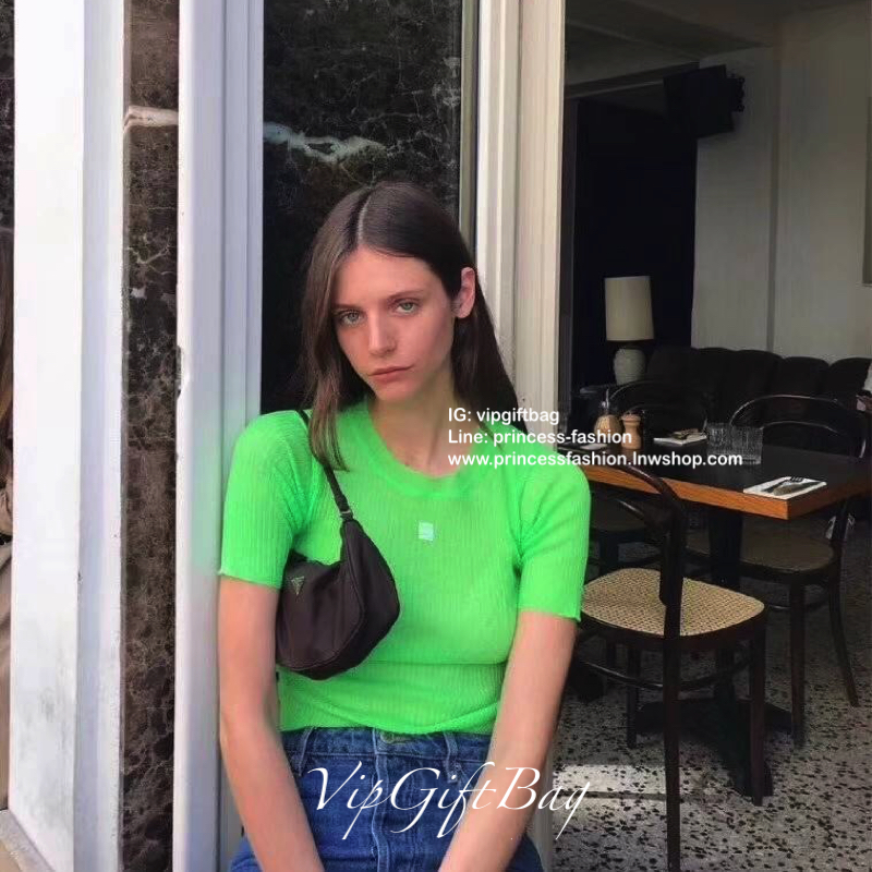 รุ่นใหม่ จากแบรนด์ Prada Crossbody *มีมาให้ถึง2สาย สายผ้าติดกับตัวกระเป๋า และสายยาวโซ่เงิน ด้านหน้ามีโลโก้แบรนด์สวยหรู เปิดปิดด้วยซิป อะไหล่สีเงินทั้งใบ ด้านในบุด้วยผ้าลายแบรนด์ มีโลโก้แบรนด์ ด้านในใส่ของได้เยอะคะ ใส่กระเป๋าตังยาว เครื่องสำอางค์