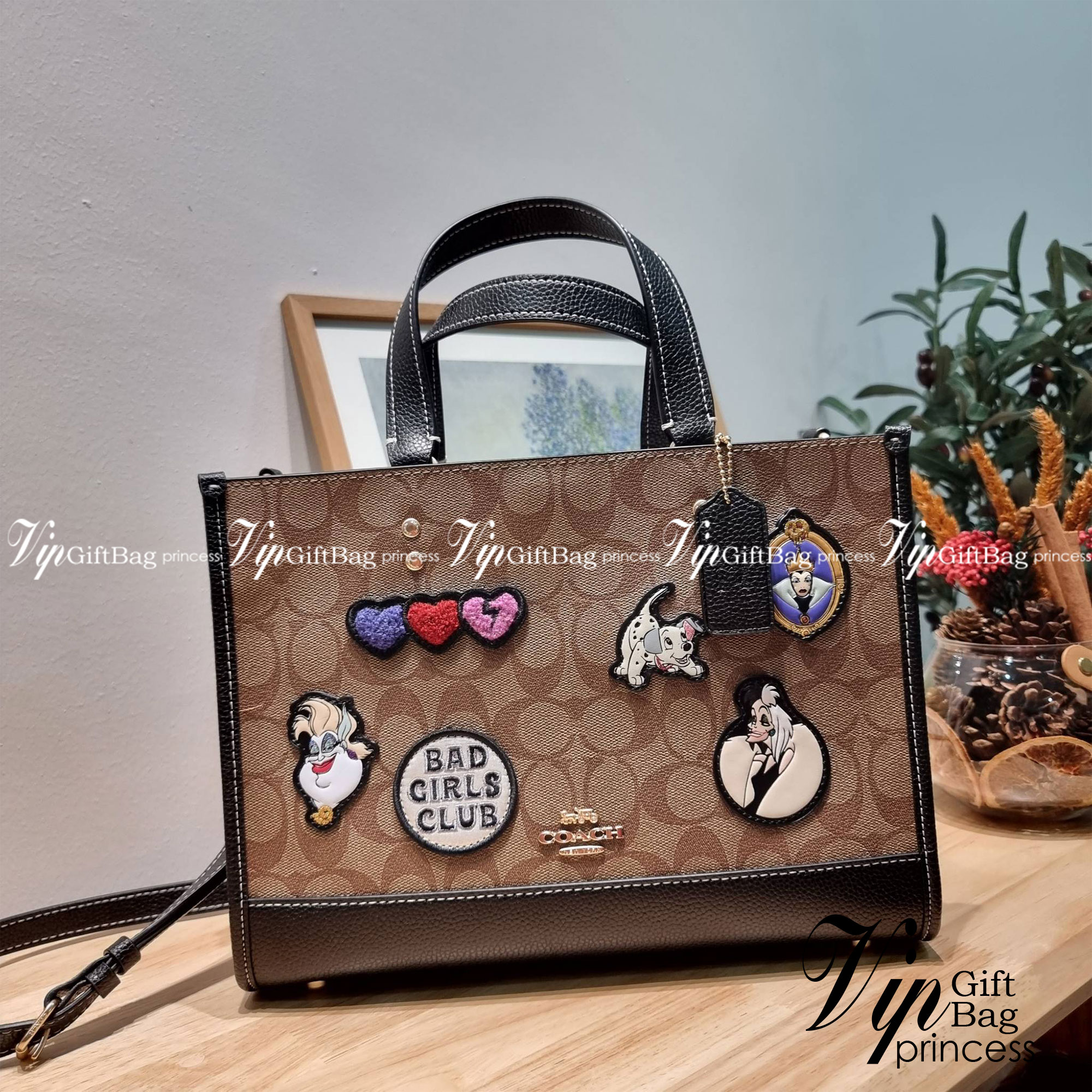 Coach Disney X Coach Dempsey Carryall In Signature Canvas With Patches CC873 คอลเลคชั่นใหม่ กับเหล่ายัยตัวร้าย ที่ไม่มีใครไม่รู้จัก!! กับกระเป๋าทรงโท้ท ไซส์ใหญ่ที่สามารถจุของได้แบบไม่ต้องกังวล ฟังก์ชั่นการใช้งานสะดวกที่สุด ดีไซน์ลวดลายแพทช์โดดเด่น มีทั้งส