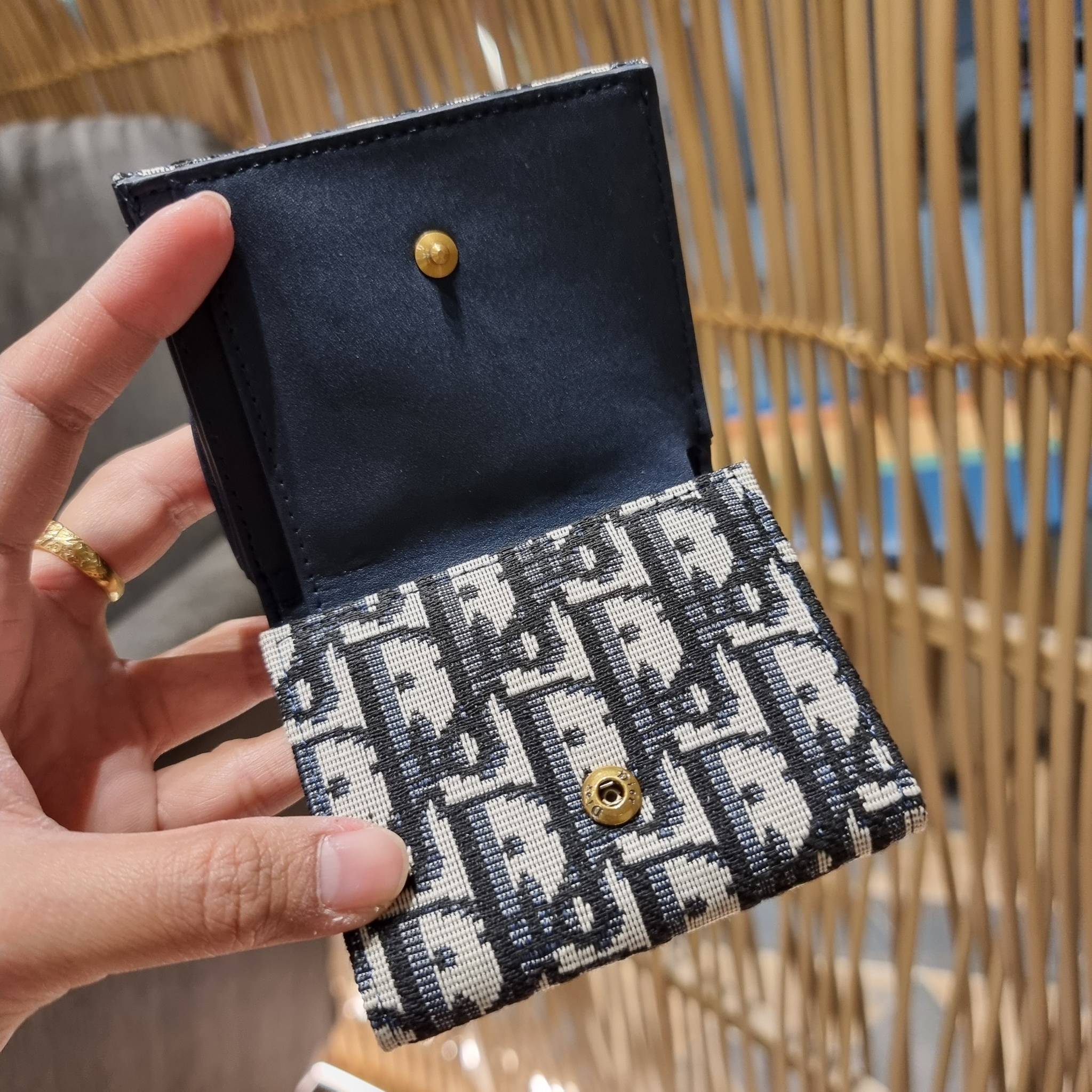 VIP 】CD MULTI WALLET WITH GWP กระเป๋าสตางค์ขนาดเหมาะมือ กะทัดรัดไม่กินพื้นที่ พรีเมี่ยมกิ๊ฟจากเคาน์เตอร์ ดีไซน์แบบพับ ใช้งานง่าย น่ารักน่าใช้จริงๆ วัสดุผ้าแคนวาสปักลาย สลับหนังแท้ภายใน ภายในมีช่องใส่บัตร ใส่ธนบัตรได้ สะดวกใช้มากๆ มาพร้อม box set ในราคาที่