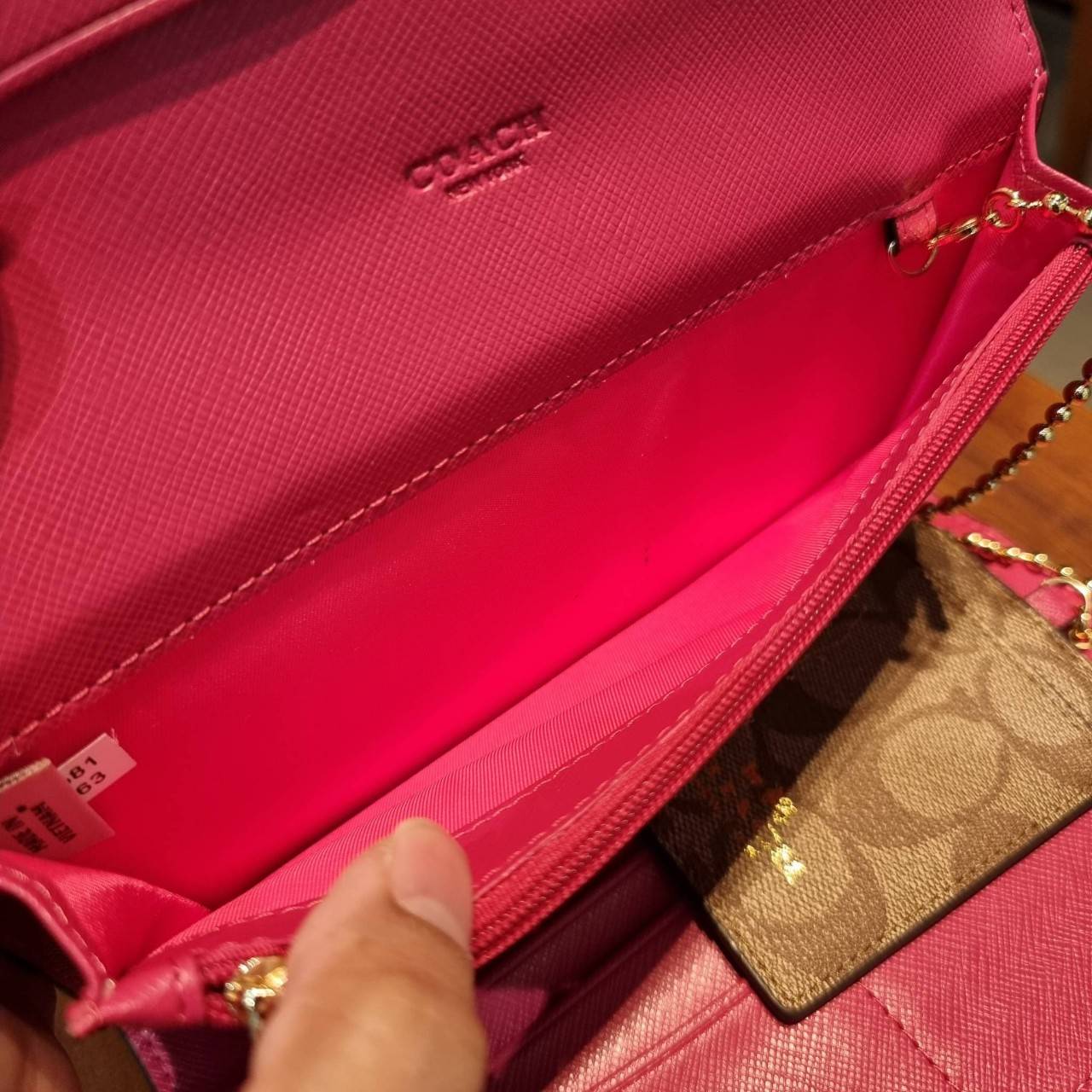 COACH F53763 TRIFOLD WALLET IN SIGNATURE กลับมาแล้วจ้า!! รุ่นขายดี!! 💓 ดีไซน์ใหม่ กระเป๋าสตางค์ใบยาว แถมที่ห้อยใส่บัตรแยกให้ (ถอดออกได้) น่ารักมากๆ ใช้งานง่าย เปิด-ปิดด้วยกระดุม ภายในใส่ธนบัตร ใส่บัตรได้เยอะ ใส่มือถือได้ไปอีก!! จุใจสุดๆ บอกเลยว่าใ