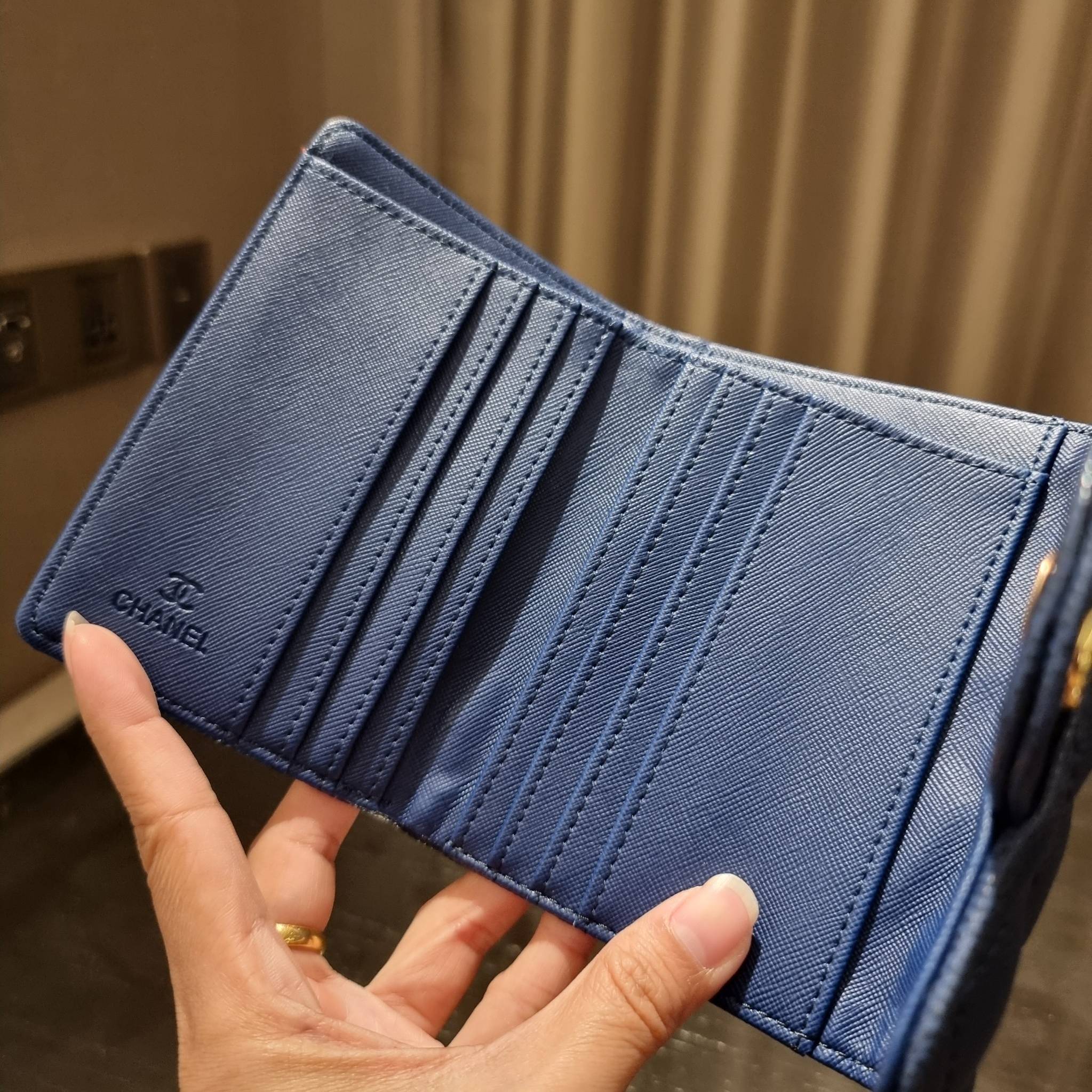 VIP 】มาแล้วจ้า!! รุ่นแนะนำ!! ฮิตติดใจสาวๆ!! กระเป๋าสตางค์ใบสั้นรุ่นฝาพับ จาก Chanel premium for gift เรียบหรู ดูไฮน์ วัสดุหนังสังเคราะห์ลายคาร์เวีย ด้านในเป็นหนังซาฟเฟียโน่ เปิด-ปิดด้วยกระดุมแม่เหล็ก ภายในกระเป๋ามีช่องใส่บัตร ใส่ธนบัตรได้ ดีไซน์เรียบหรูตา