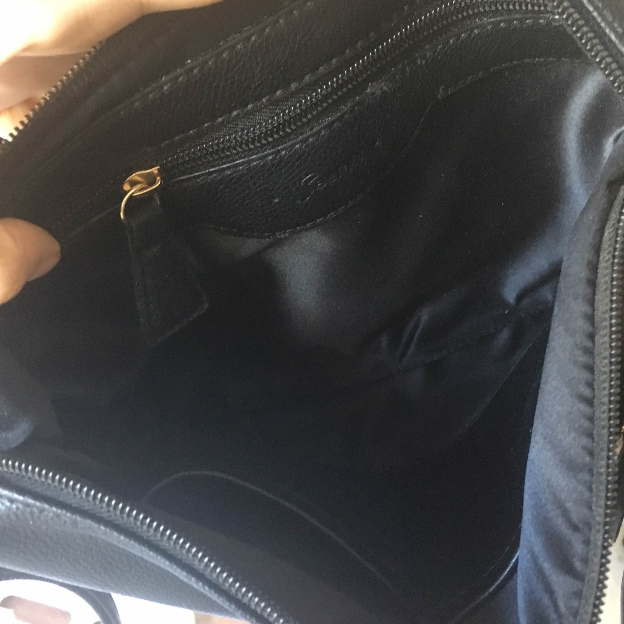 ถามกันเข้ามาเยอะ คะ สำหรับ กระเป๋าทรง shoulder bag ใบใหญ่ หนังนิ่มสวยๆ สี ดำสุด classic รุ่นนี้จาก แบรนด์ ดัง Berke คะ สวยคุ้มเกินราคา 👍 ตัวกระเป๋า ใบใหญ่ หนังนิ่ม แต่น้ำหนักเบาจุของคุ้มคะ ทนทาน ดีไซด์พู่ที่หางซิป ใบนี้ เหมาะกับทุกโอกาส ภายในบุด้ว