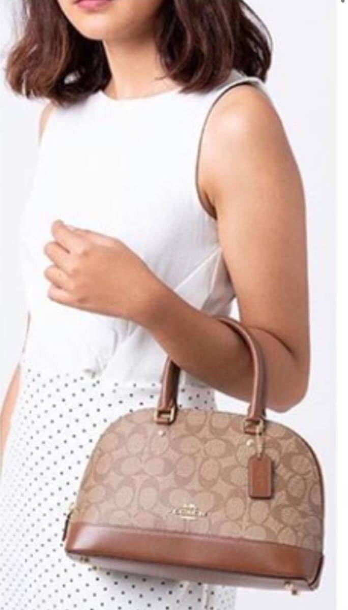 Coach Mini Sierra Signature กระเป๋าถือทรงโดม ภายในกว้างสามารถใส่กระเป๋าเงินเล็ก และมือถือได้ และยังมีช่องซิปเล็ก 1 ช่อง ด้านหลังมีกระเป๋าเล็กเก็บบัตร 1 ช่อง ใครยังไม่มีพลาดไม่ได้แล้วนะคะ