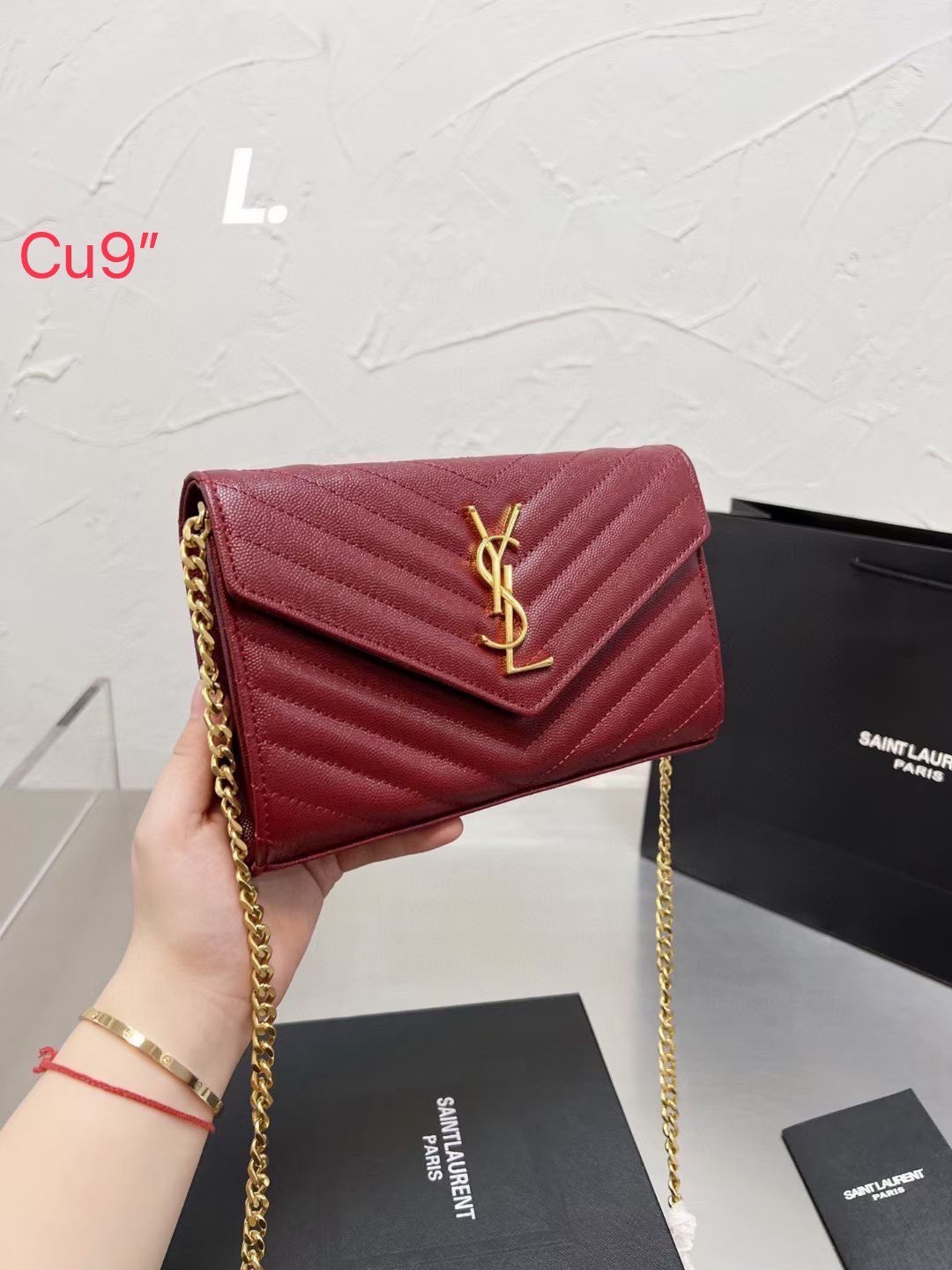 YSL Small Envelope Clutch Bag กระเป๋าสะพายสุดฮอต ดีไซน์เรียบหรู ดูติดแกลมสุดๆ โดดเด่นด้วยโลโก้ด้านหน้า เพิ่มดีเทลความผู้ดี