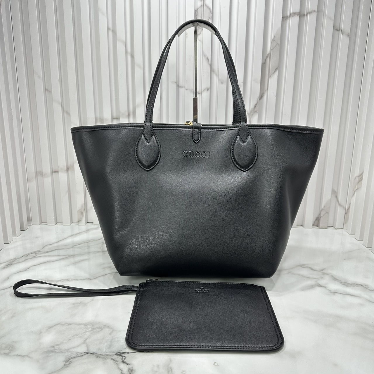 ORI หนังแท้ | Gucci Totissima medium reversible tote bag / Gucci Tote Bag กระเป๋าทรงสะพายทรงโท้ท ใช้งานได้ 2 ด้าน ดีไซน์ใหม่ล่าสุด ด้านหนัง และด้านแควสวยลายโลโก้ สวยหรูเรียบง่าย มาพร้อมใบเล็กเข้าเซ็ท ภายในโล่งกว้าง จุของได้เยอะจุใจ