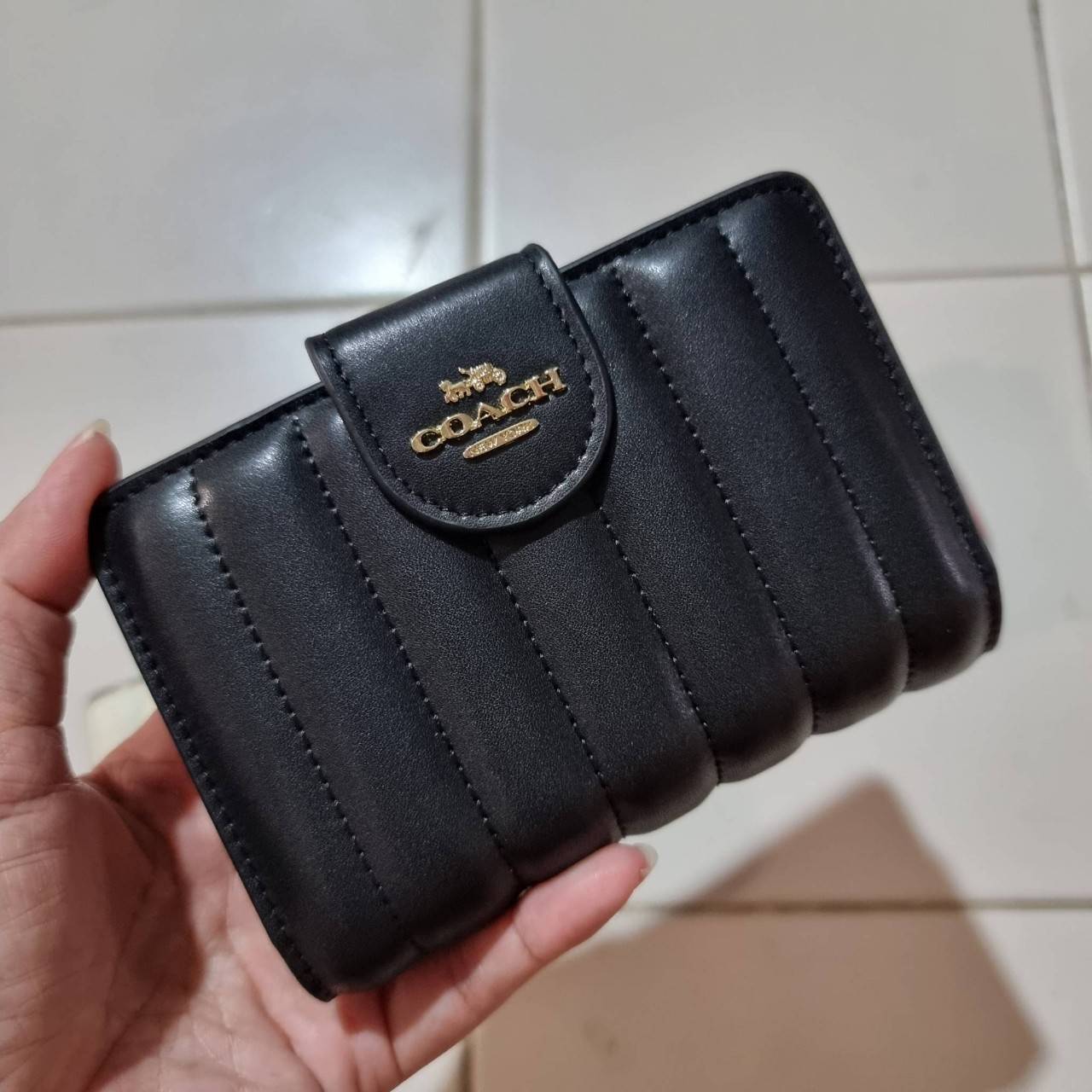 COACH C3454 MEDIUM CORNER ZIP WALLET ความหรูที่ซื้อได้!! กระเป๋าสตางค์ดีไซน์ใหม่ล่าสุด ออกแบบมาหรูดูดี ดีเทลลูกเล่นบุหนัง nappa นิ่มขึ้นเงาสวยมากๆ เปิด-ปิดใช้งานง่าย มีช่องซิปแยก มีช่องใส่บัตร ใส่ธนบัตรได้ทุกชนิด สะดวกใช้จริงๆใบนี้ สาวๆได้ไปใช้แล้วไม่อยาก