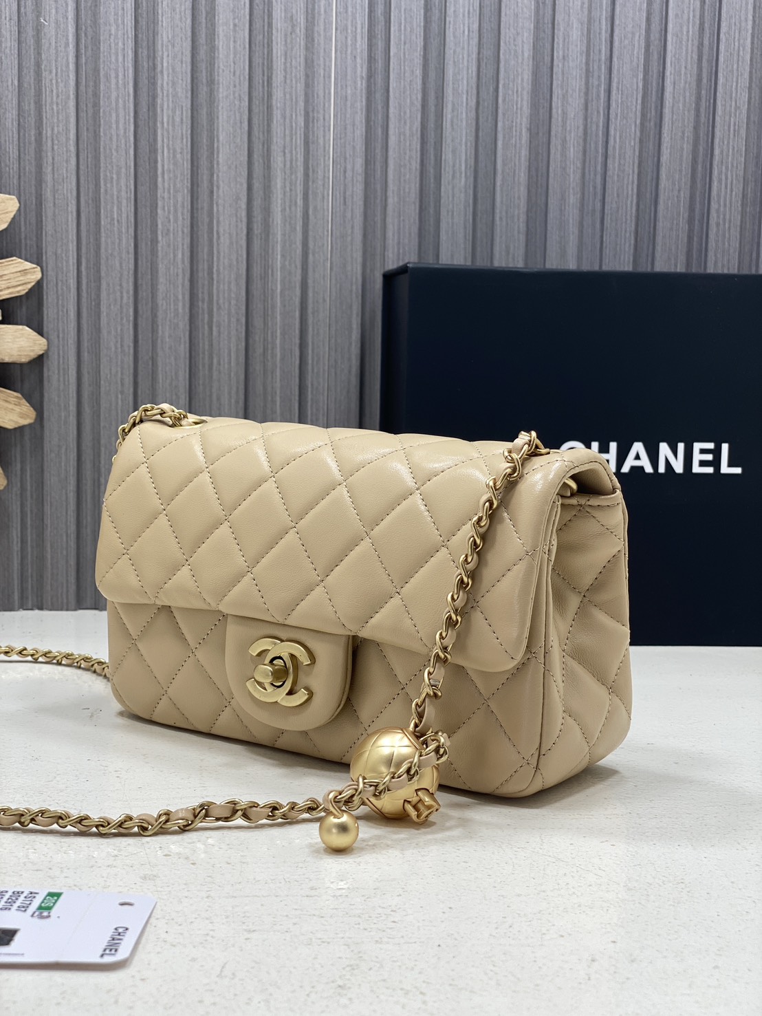 ORI หนังแท้ | Chanel Classic Flap Bag กระเป๋าสะพายรุ่นคลาสสิก สายประดับบอลโลโก้สวยหรูอะไหล่สีทองสวยงาม