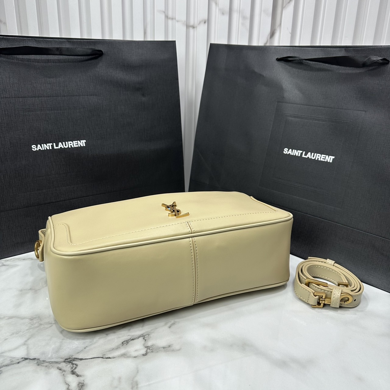 YSL Camera Supple Bag กระเป๋าสะพายทรงกล้องใบขนาดกลาง ถือจับถนัดมือ จุของได้เยอะ ดีไซส์เรียบหรูดูแพง 🧡เกรดออริ ใช้งานต่างประเทศได้