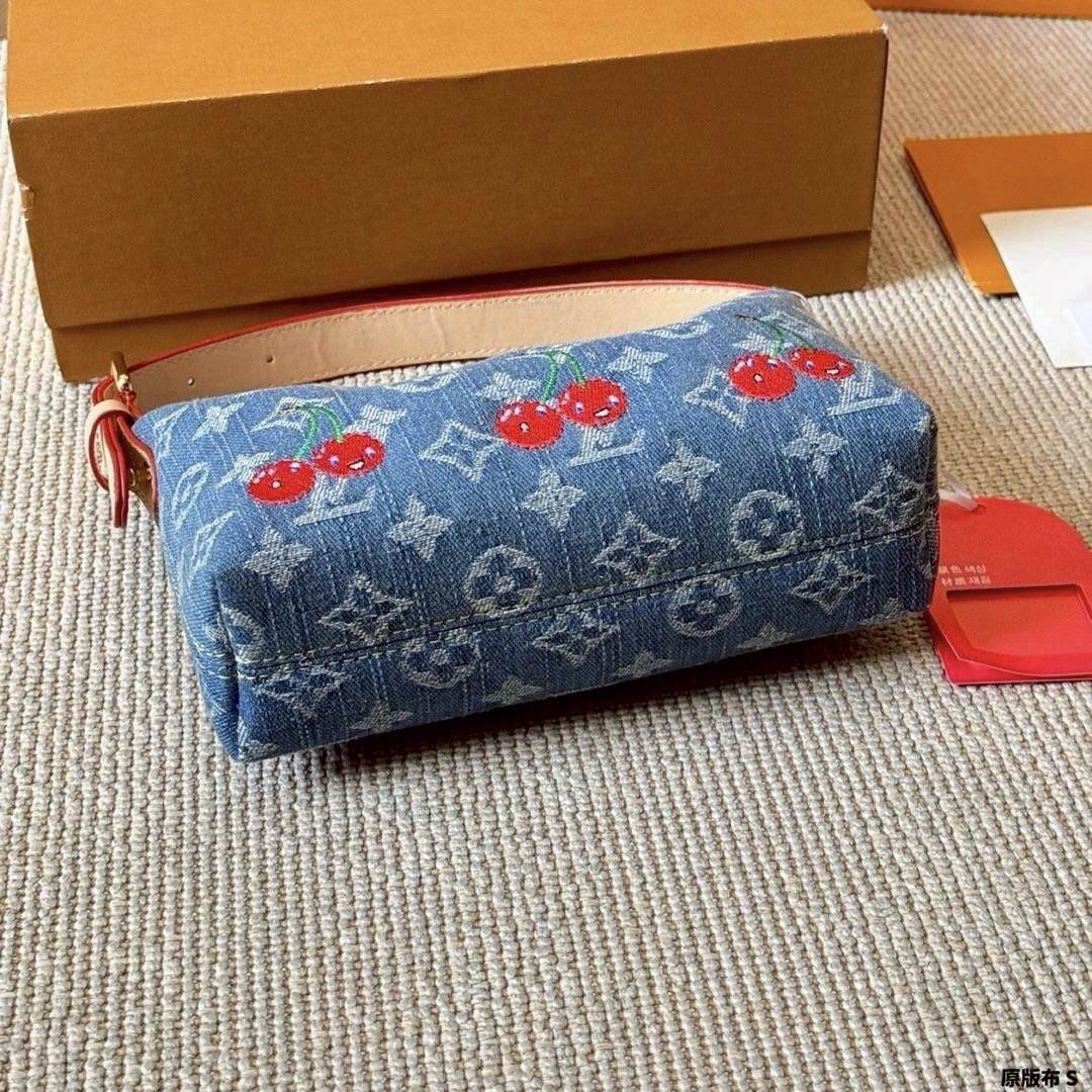 LV Hills Pochette Monogram cherry denim 20cm กระเป๋าถือดีไซน์สวยอัพลุคไฮน์ ถือหรือคล้องไหล่ได้สวยและโดดเด่นมีชีวิตชีวา ด้วยเดนิมวินเทจปักลายเชอร์รี่สีสันสดใสสะดุดตาสะท้อนสไตล์ไอคอนิก