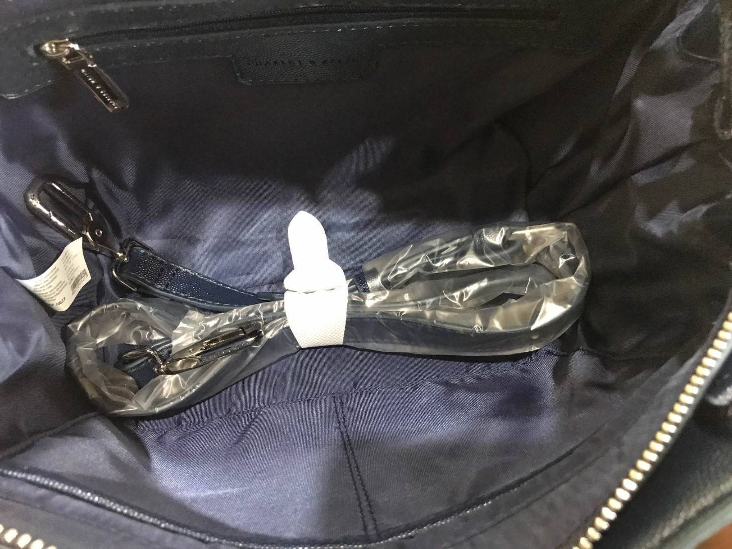 คาเวียร์อะไหล่เงิน DON'T MISS! BEST SELLER! CHARLES & KEITH STRUCTURED TRAPEZE BAG 2018 กระเป๋าถือหรือสะพายรุ่นยอดนิยมดีไซน์สวยหรูวัสดุหนังคาเวียร์อยู่ทรงด้านข้างเเต่งหนังช่องตัดดูมีดีเทล ด้านหน้าสกรีนโลโก้ ด้านหลังมีช่องซิป เปิดปิดด้วยซิปหัวซิปปั้มโ