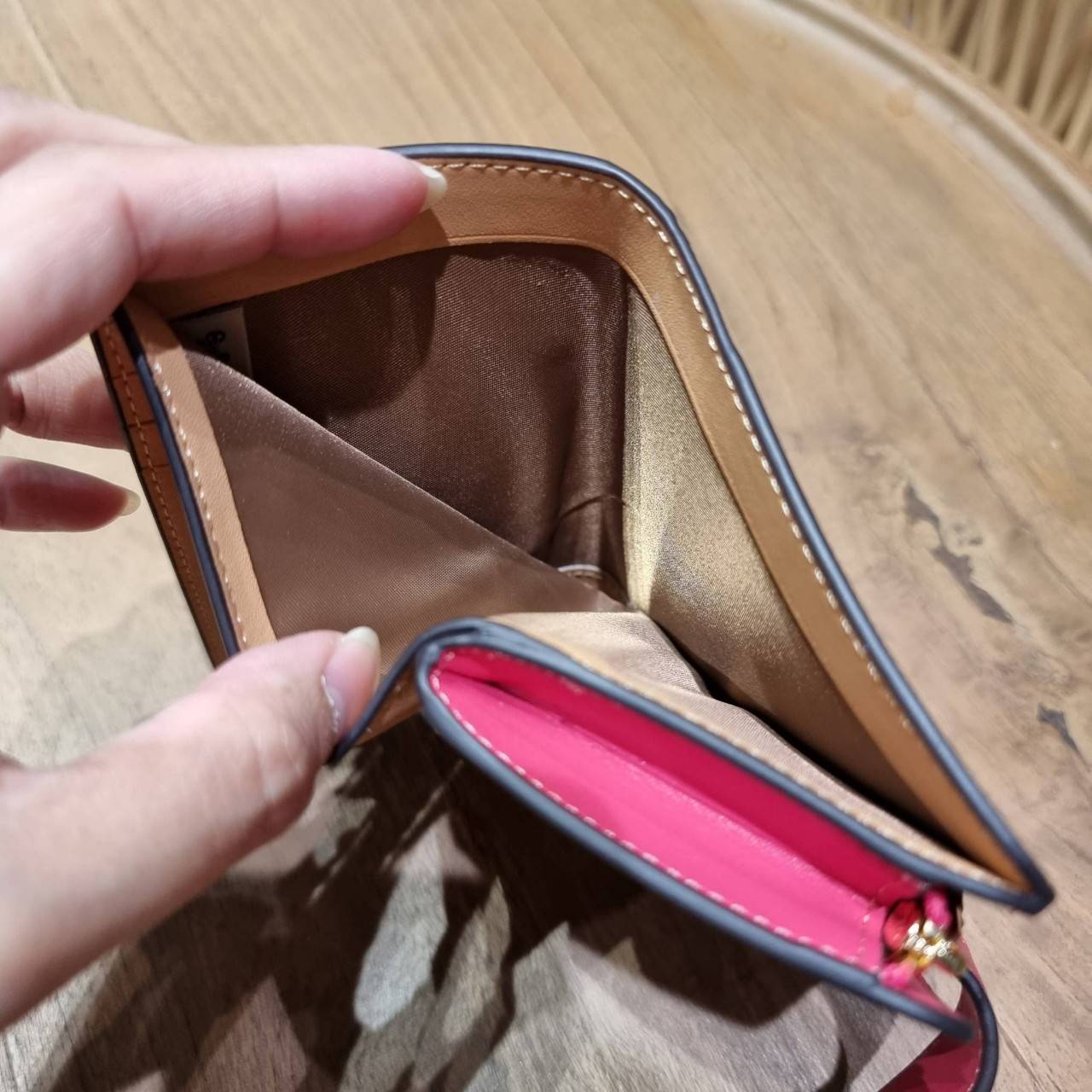 COACH C0082 MEDIUM CORNER ZIP WALLET IN SIGNATURE CANVAS ดีไซน์ใหม่ล่าสุด!! กระเป๋าสตางค์ใบกลาง 👛 ขนาดกำลังเหมาะมือ วัสดุหนังแคนวาสเคลือบลาย ดูแลรักษาง่าย มีช่องใส่บัตรและธนบัตรครบ และช่องซิปแยกไว้ใส่เหรียญ ครบเซ็ทแบบนี้เหมาะส่งต่อเป็นของขวัญที่สุ