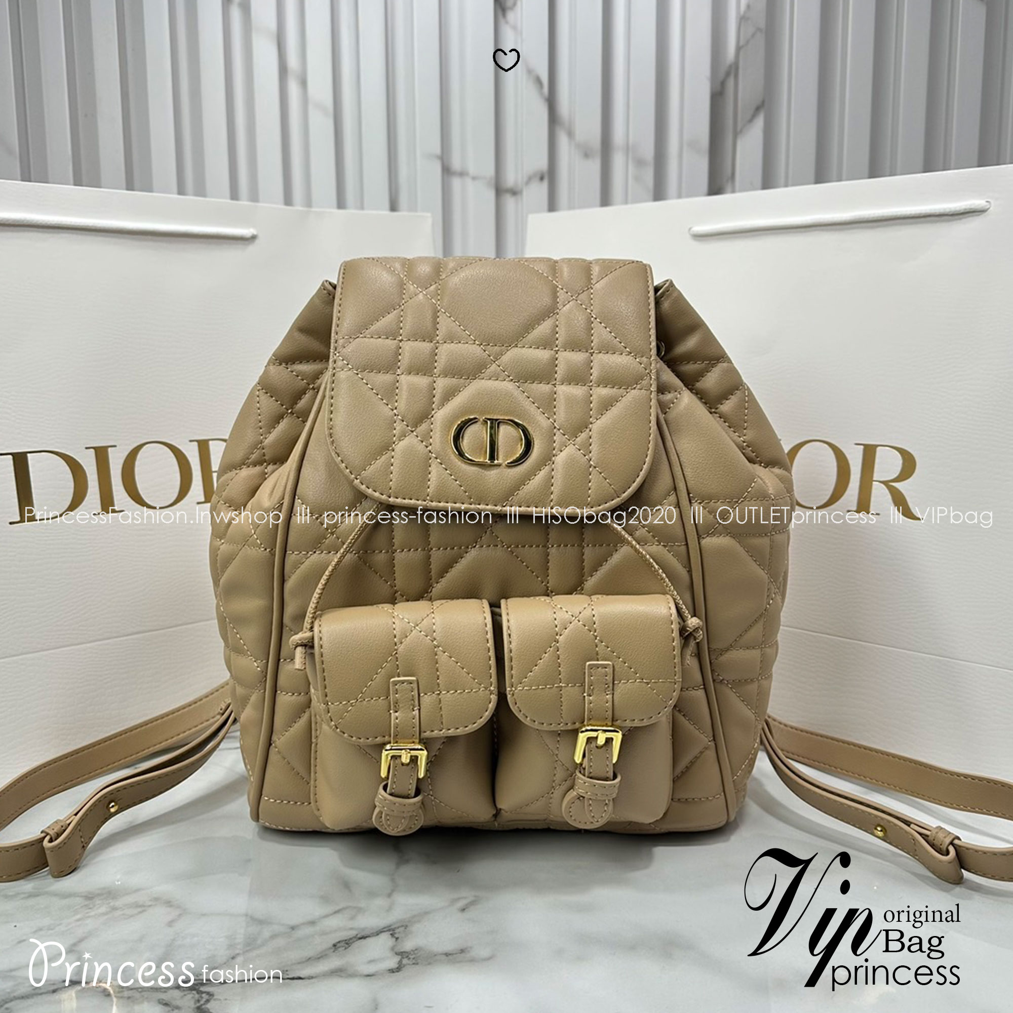 DIOR Medium Dior Caro Backpack Biscuit Macrocannage Leather กระเป๋าเป้สะพายหลังคาโร Cruise 2025 งานหนังเต็มใบ ดีไซส์ทันสมัยและสง่างาม ขนาดกลางใช้งานง่าย 🤍 สินค้าเกรดออริจินอล 1:1 หนังแท้ สลับแท้