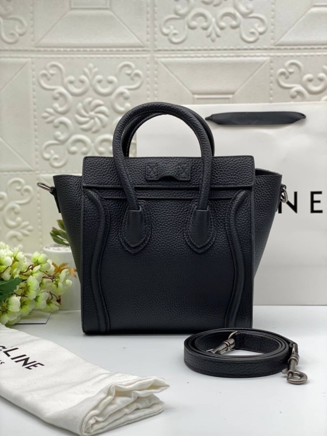 CELINE NANO LUGGAGE BAG IN DRUMMED CALFSKIN เกรดออริจินอล กระเป๋าสะพายรุ่นตามหา ขนาดกำลังดี เปิดปิดด้วยซิปอะไหล่ทองมีที่จับหนัง ด้านในกว้าง มาพร้อมช่องซิปอีกช่อง เป็นอีกทรงที่ฮิตมานานข้ามปี มาพร้อมสายยาวสะพายแบบ CROSSBODYได้ หรือจะถือออกงานก็สวยหรูอีกแบบ 