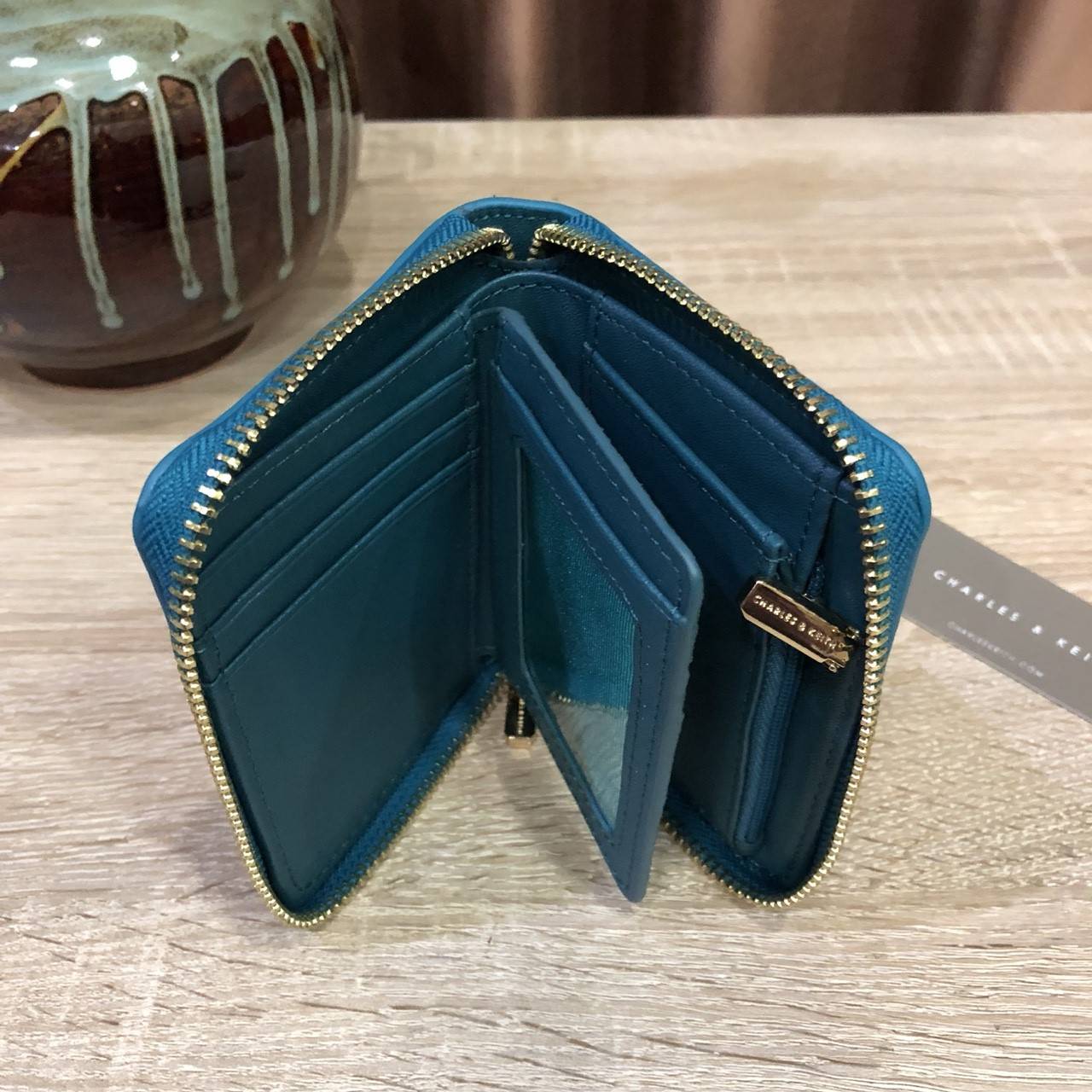 สีใหม่เข้าเพิ่มค่ะ! CHARLES & KEITH SHORT WALLET กระเป๋าสตางค์สั้นซิปรอบรุ่นใหม่ล่าสุดหนังคาเวียร์สวยหรูอยู่ทรงสไตล์PRADA ด้านหน้าประดับโลโก้แบรนด์ ภายในมีช่องใส่รูป ช่องซิปใส่เหรียญ และช่องใส่บัตรหลายช่อง สามารถใส่แบงก์พัน ธนบัตร เหรียญ ได้เหมือนกระเป๋าใ