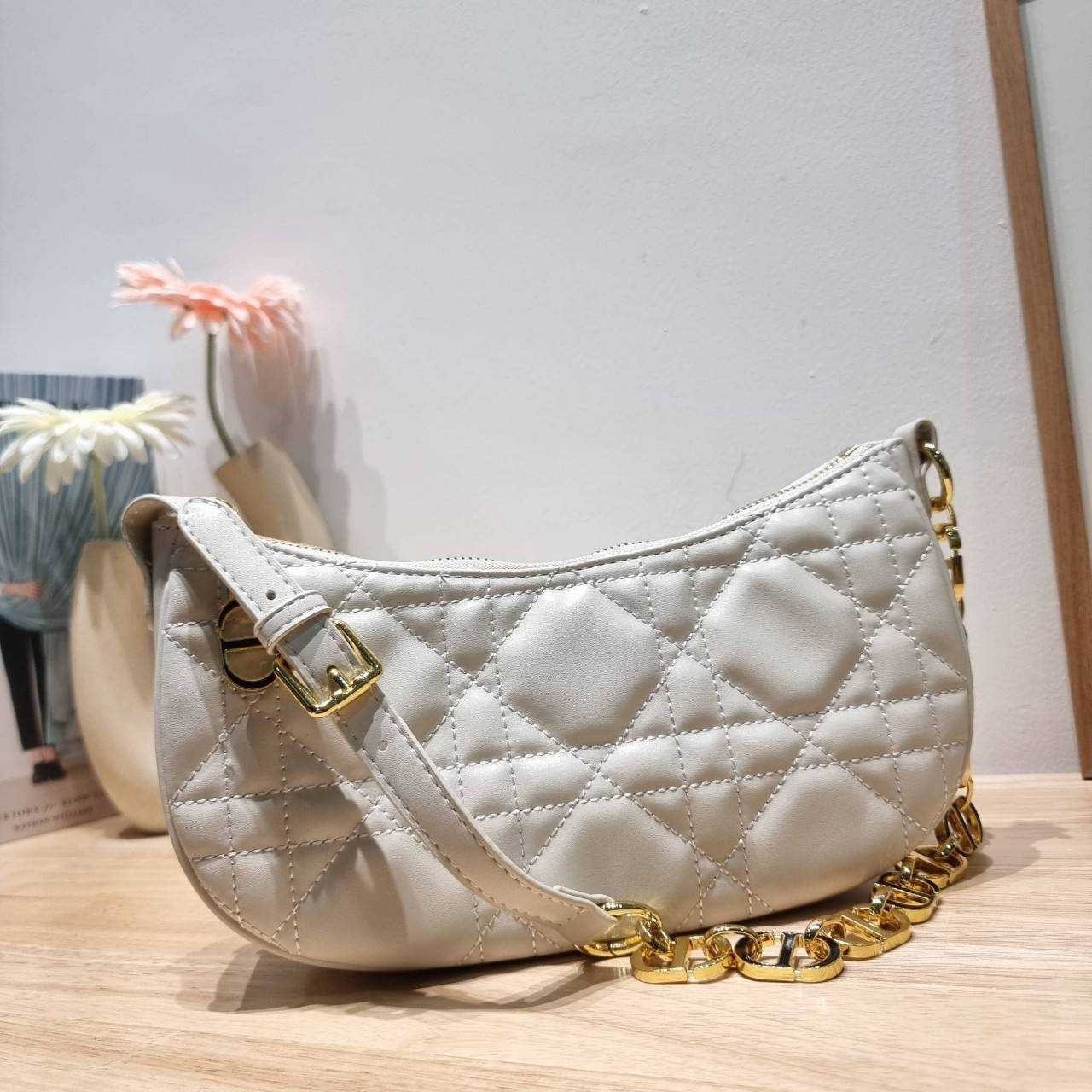 Dior White Supple Macrocannage / CD LOUNGE BAG กระเป๋าสะพายทรงพอช สวยหรู ดีไซน์เรียบ แต่ดูแพง