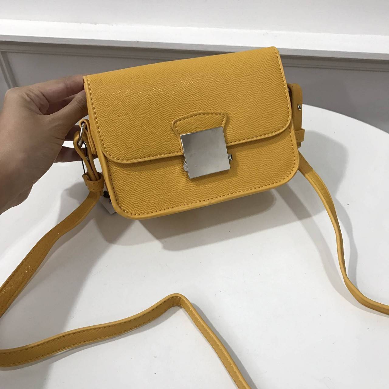 Don't Miss! Best Seller! ZARA CROSSBODY WITH 2STRAPS กระเป๋าถือหรือสะพายทรงคลัชรุ่นยอดนิยมวัสดุหนัง Saffiano อยู่ทรงสวยหรูสไตล์ PRADA แข็งแรงทนทาน ดีไซน์เก๋ไม่ซ้ำใคร เปิดปิดด้วยตัวล๊อคเอกลักษณ์ของ ZARA ภายในมีโลโก้ สามารถใส่มือถือ iphone7+ ได้ โดดเด่