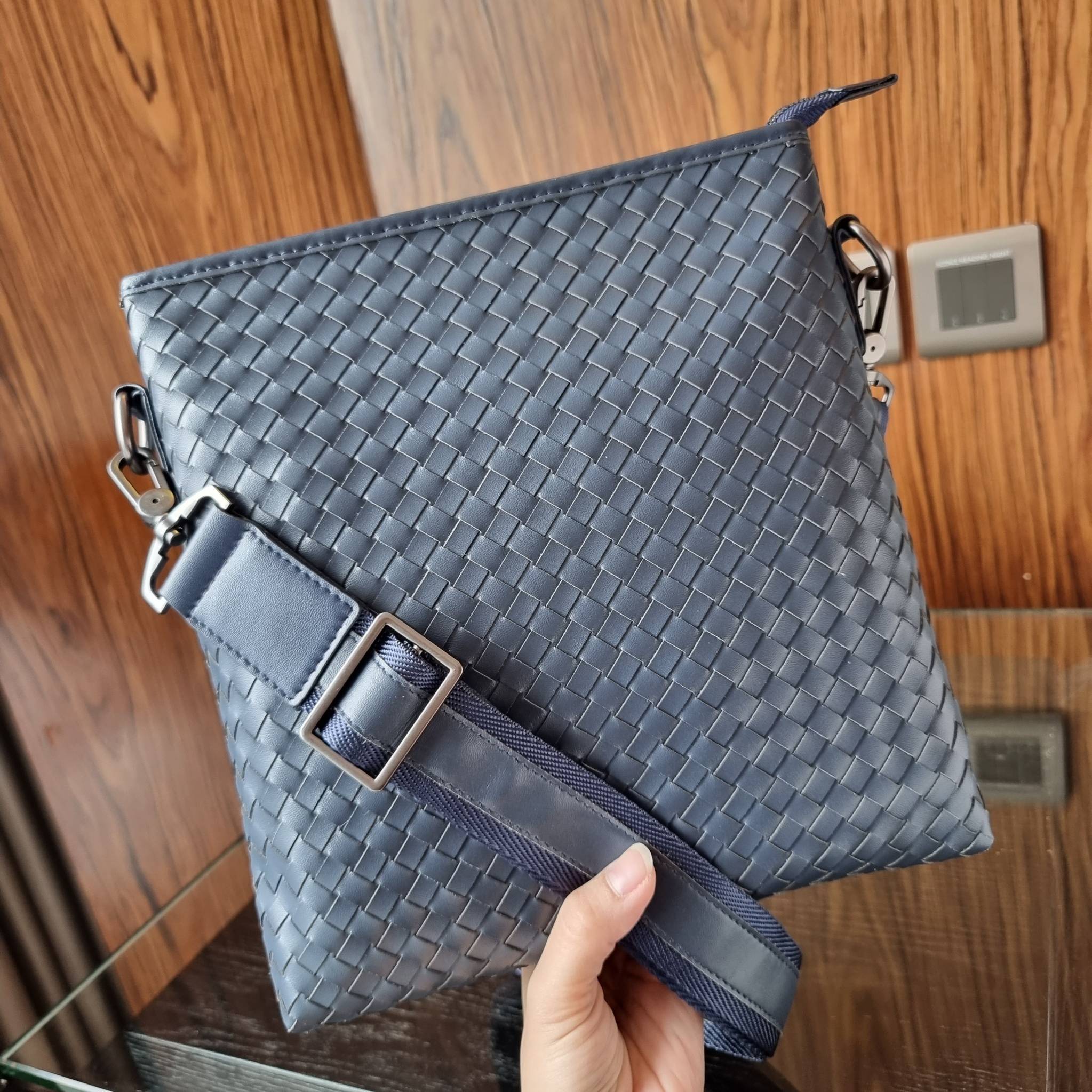 VIP 】อีกหนึ่งไอเท็มเด็ดที่หนุ่มๆรอคอย กระเป๋าสะพายข้างทรงแมสเซนเจอร์ B.ottega venata vip bag ดีไซน์คลาสสิคเอกลักษณ์ ลายสานเรียบหรู ดูแพง ทรงผู้ดี หล่อไปอีก อัพลุคไปอีก วัสดุหนังวัวเต็มใบ เปิด-ปิดด้วยซิป ภายในโล่งกว้างใส่ของได้ครบถ้วนสิ่งสำคัญ สายสะพายปรับ