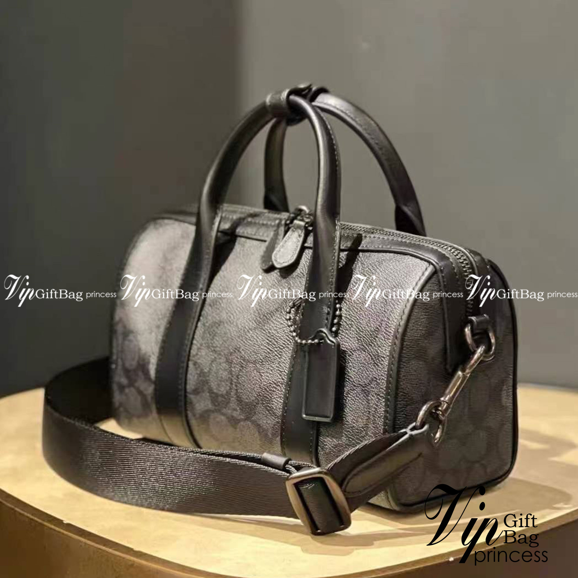 COACH GOTHAM DUFFLE 24 IN SIGNATURE CANVAS CA186 กระเป๋าทรงหมอนรุ่นใหม่สุด 2022 รุ่นนี้สามารถใช้ได้ทั้งชายหญิง หนังแท้อย่างดี นิ่มทรงสวย มากๆค่ะ เปิด-ปิดกระเป๋าแบบซิปคู่ด้านบนมีกระดุมรวบหูหิ้วให้ด้วยนะคะ ภายในกระเป๋าสามารถใส่สัมภาระที่จำเป็นในชีวิตประจำวั