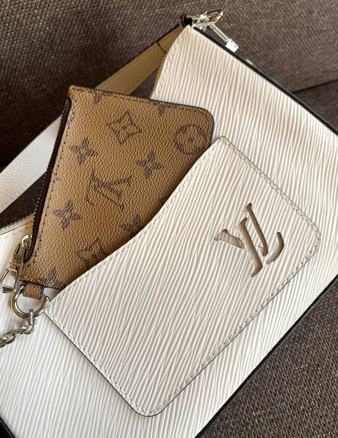 VIP 🥂 LOUIS VUITTON MARELLR EPI LEATHER รุ่นนี้ลายหนังเป็นลายไม้ มีโลโก้แบรนด์แบบฉลุด้านหน้า มาพร้อมกระเป๋าใบลูกแบบซิปจัดเก็บได้ตรงช่องด้านหน้า สามารถถอดออกแยกใช้งานได้ต่างหากนะคะ เปิดปิดกระเป๋าแบบซิป ภายในโล่ง สามารถใส่กระเป๋าเงินใบยาวได้;ของจุกจ