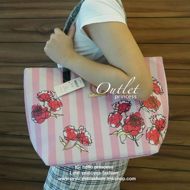 Victoria's Secret Vintage Flower Print Shoulder Bag กระเป๋าสะพายสไตล์วินเทจจาก Victoria's Secret หนัง Saffiano สกรีนลายดอกไม้เปิดปิดด้วยซิป หัวซิปโลโก้ VS ด้านหน้าประดับตัวอักษร VS ภายในดำมีช่องซิปและช่องใส่ของ จุได้เยอะค่ะ ใส่เอกสาร A4 หนังสือ 
