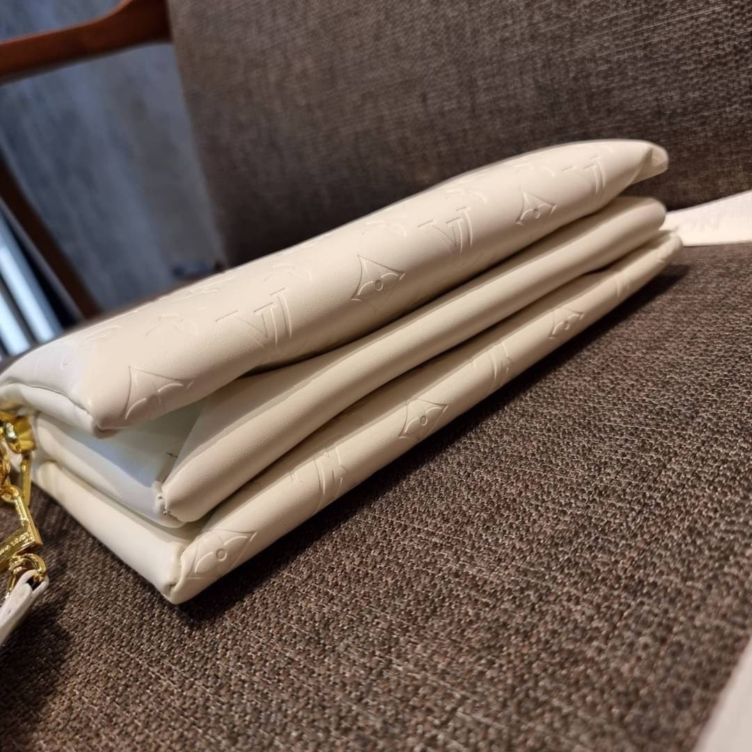 LV HANDLE POUCH MONOGRAM / LV Coussin กระเป๋าสะพายกึ่งคลัชท์ สุดล้ำ มาแรงมาก ด้วยความสวยปังตั้งแต่แรกเห็น วัสดุหนังแกะปั๊มลายสวยคม มาพร้อมสาย 2 เส้น เลิศๆ มีสายโซ่ที่มีดีเทลละเอียดไม่ซ้ำ และสายสปอร์ตครอสบอดี้ ที่จะคล้องไว้ทั้งสองเส้นก็ดีงาม หรือสลับใช้ตาม