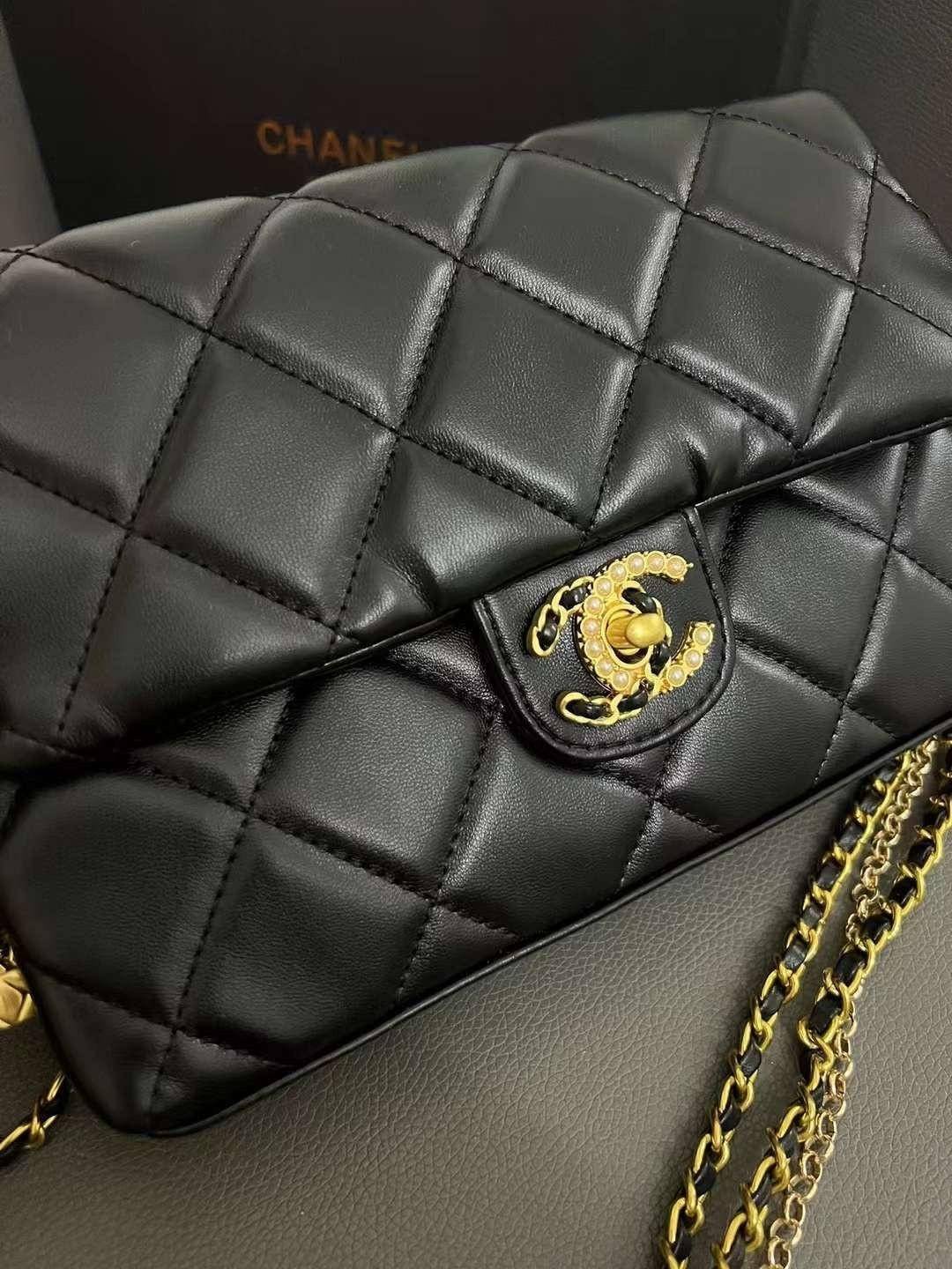 CHANEL flap bag with chain and pearl logo / CHANEL BAG VIP วัสดุหนังแกะสังเคราะห์นุ่ม ลื่น มันเงา อะไหล่ทองหรูหรา