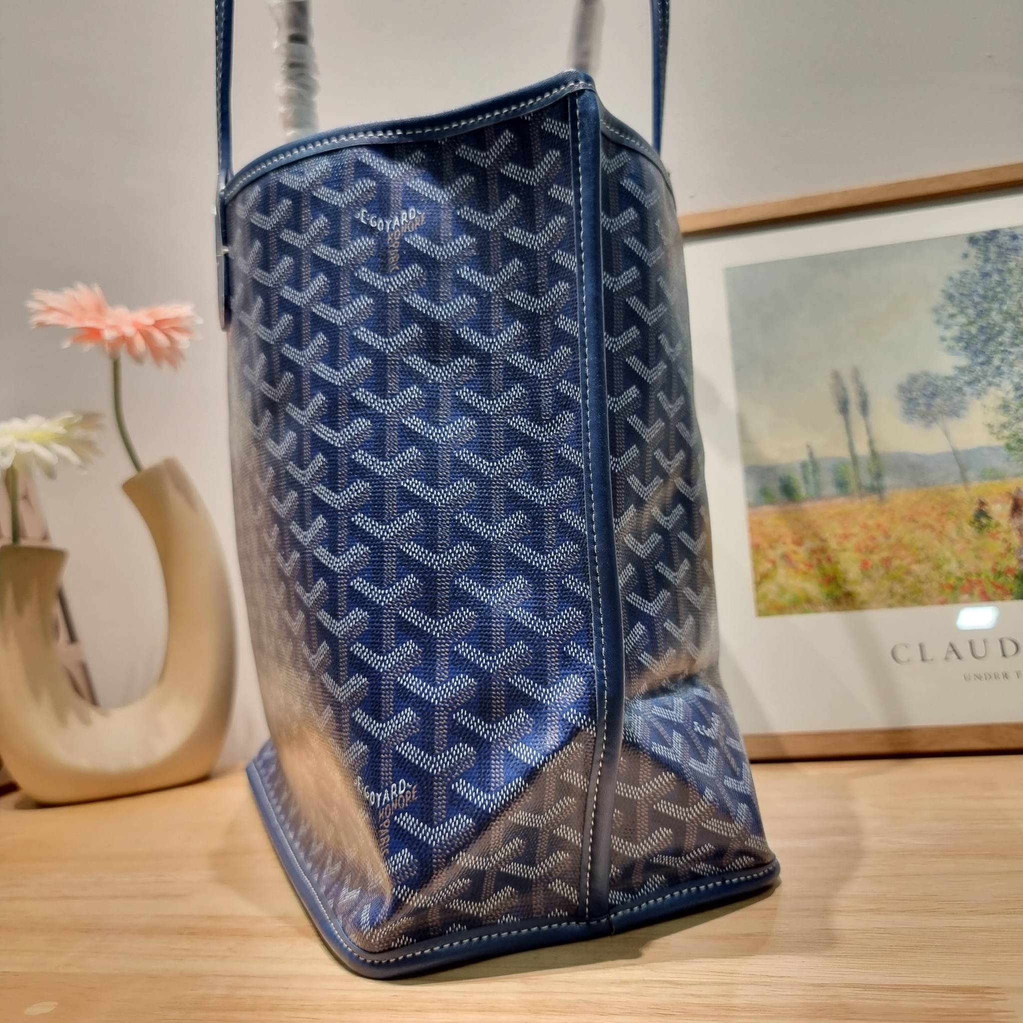 OYARD ANJOU REVERSIBLE TOTE ฮอตไอเท็ม กับกระเป๋าสะพายทรงโท้ท ใบใหญ่จุใจ!! มาครบสีขายดี เลิศทุกสี รูปทรงคลาสสิค ดีไซน์เป็นเอกลักษณ์ ใช้งานได้หลากหลาย สามารถกลับด้านใช้ได้แบบไม่มีเบื่อ วัสดุหนังแคนวาสพิมพ์ลายสวยคม