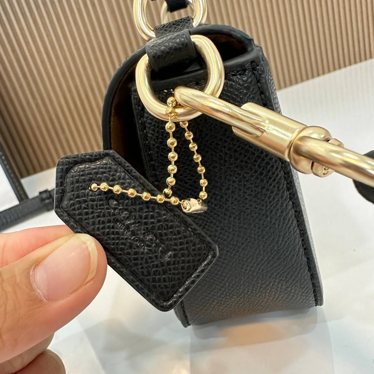 Coach Mini Josie Top Handle Crossbody In Blocked Signature Canvas (cc340) ใหม่ล่าสุด กระเป๋าสะพายหรือถือใบเล็กกระทัดรัด วัสดุหนังตัดขอบหนังแท้ ภายในช่องโล่งกว้างสามารถใส่โทรศัพท์ iPhonePro max ได้ มีช่องใส่บัตรเครดิต 2 ช่อง เปิดปิดด้วนกระดุมแป๊ก ซับในผ้า 