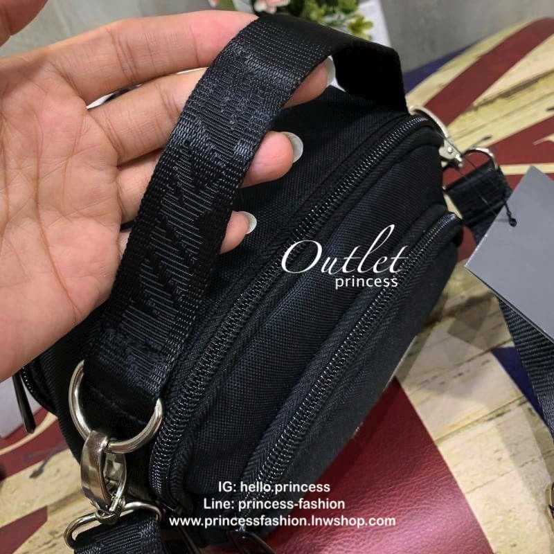 Nike mini swoosh shoulder bag กระเป๋าถือหรือสะพาย ขนาดมินิ ดีไซน์สุดเก๋จากNike แบรนด์sport สายสกรีนโลโก้แบรนด์ปรับระดับฟรีไซส์ได้ มีช่องซิปใช้งานหลายช่อง พร้อมตัวหนีบแบรนด์ในเซทเฉพาะรุ่น ใส่ไอโฟนพลัส ของจุกจิกแยกใส่ได้เป็นสัดส่วน อีกหนึ่งรุ่นลิมิเตทที่ใช้