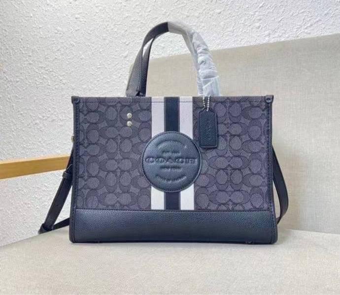 พร้อมส่ง 4ลาย 🌈ไม่มีในช๊อปไทยจร้าา😘 COACH DEMPSEY CARRYALL IN SIGNATURE JACQUARD WITH STRIPE AND COACH PATCH (C2826,C1527,C4113) พร้อมส่งความสวย! คุณภาพจัดเต็มค่ะ กระเป๋าทรงTote วัสดุ Jackquard+หนังแท้ ได้ลงตัวสวยงาม ด้านหน้ามีโลโก้แบรนด์ว