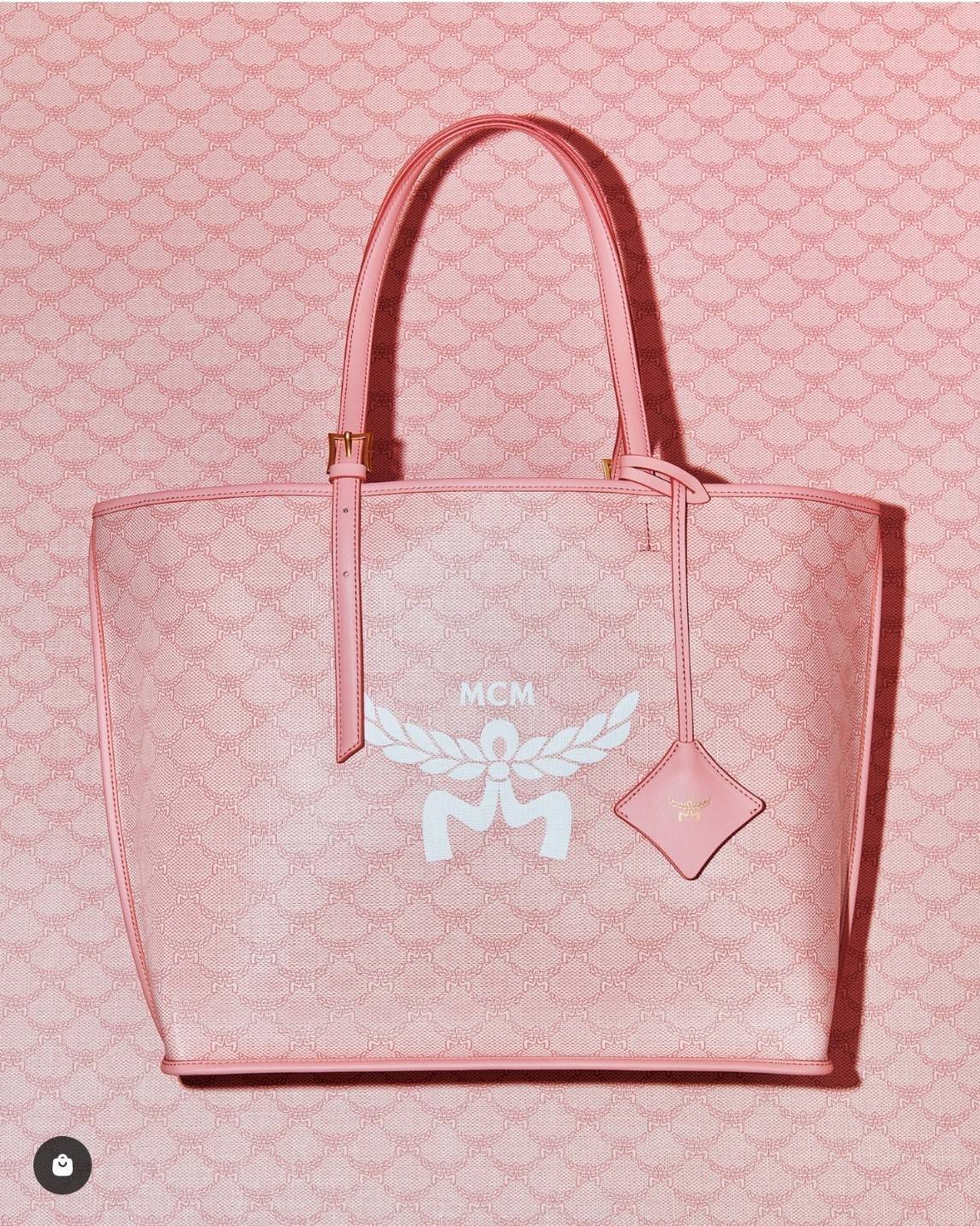 M.C.M MEDIUM HIMMEL SHOPPER IN LAURETOS คอลเลคชั่นใหม่ พร้อมสีใหม่ ดีไซน์ละมุน น่าใช้มากๆ กระเป๋าทรงช้อปปิ้ง เรียบหรู พิเศษสุดกับพวงหนังพร้อมห่วงกุญแจทึ่สามารถห้อยพวงกุญแจน่ารักๆได้