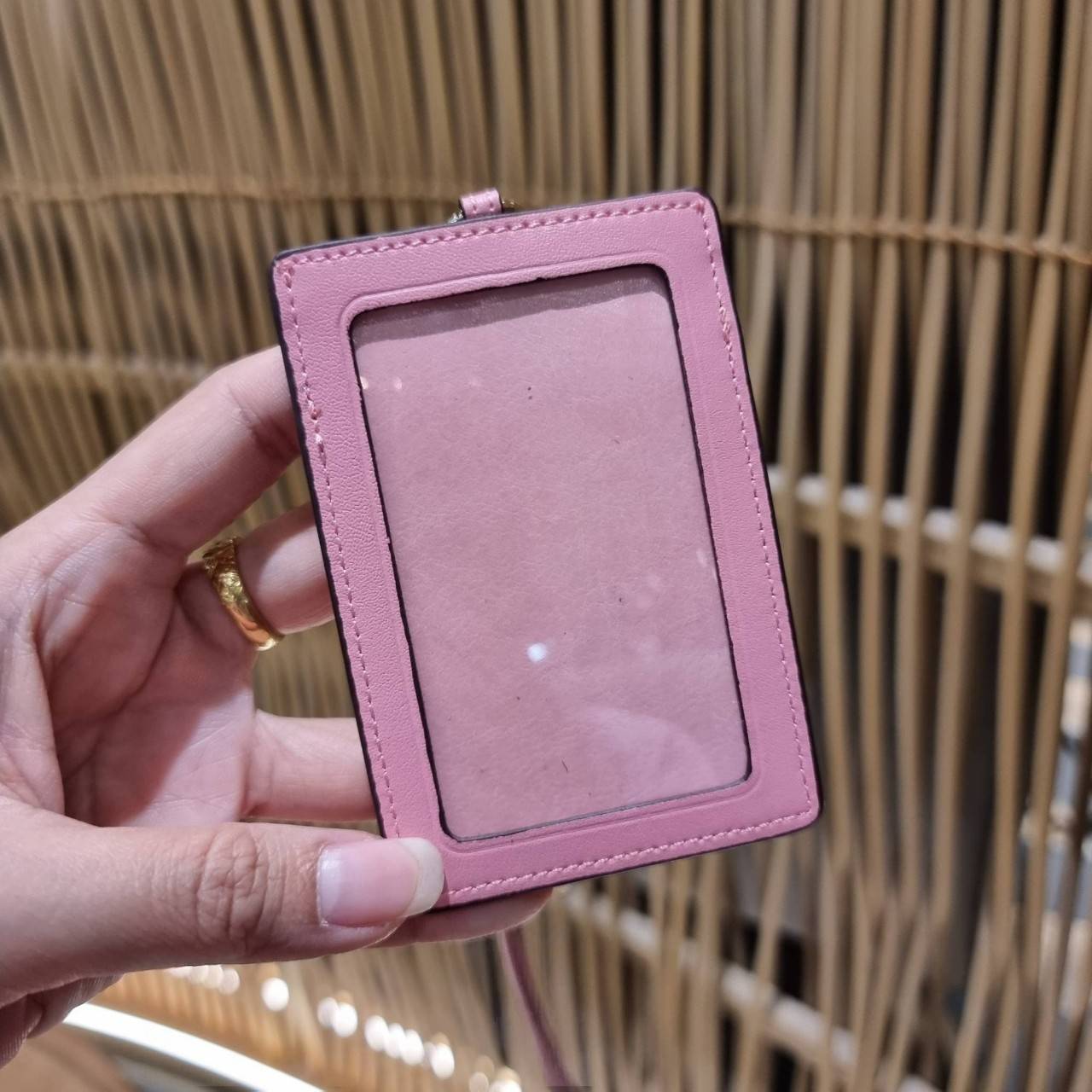 COACH C3305 ID LANYARD IN COLORBLOCK SIGNATURE CANVAS ง่ายๆแบบไม่ธรรมดา!! คลาสสิคแต่มีดีเทลโดดเด่น!! กระเป๋าถนอมบัตร พร้อมสายคล้องคอ ดีไซน์ลวดลายสวย ดูดีทุกแบบ ใช้งานง่าย พกพาสะดวก จะใส่บัตรพนักงาน บัตรเครดิต บัตรปชช. ใบขับขี่ และบัตรอื่นๆที่อยากจะใส่!! ต