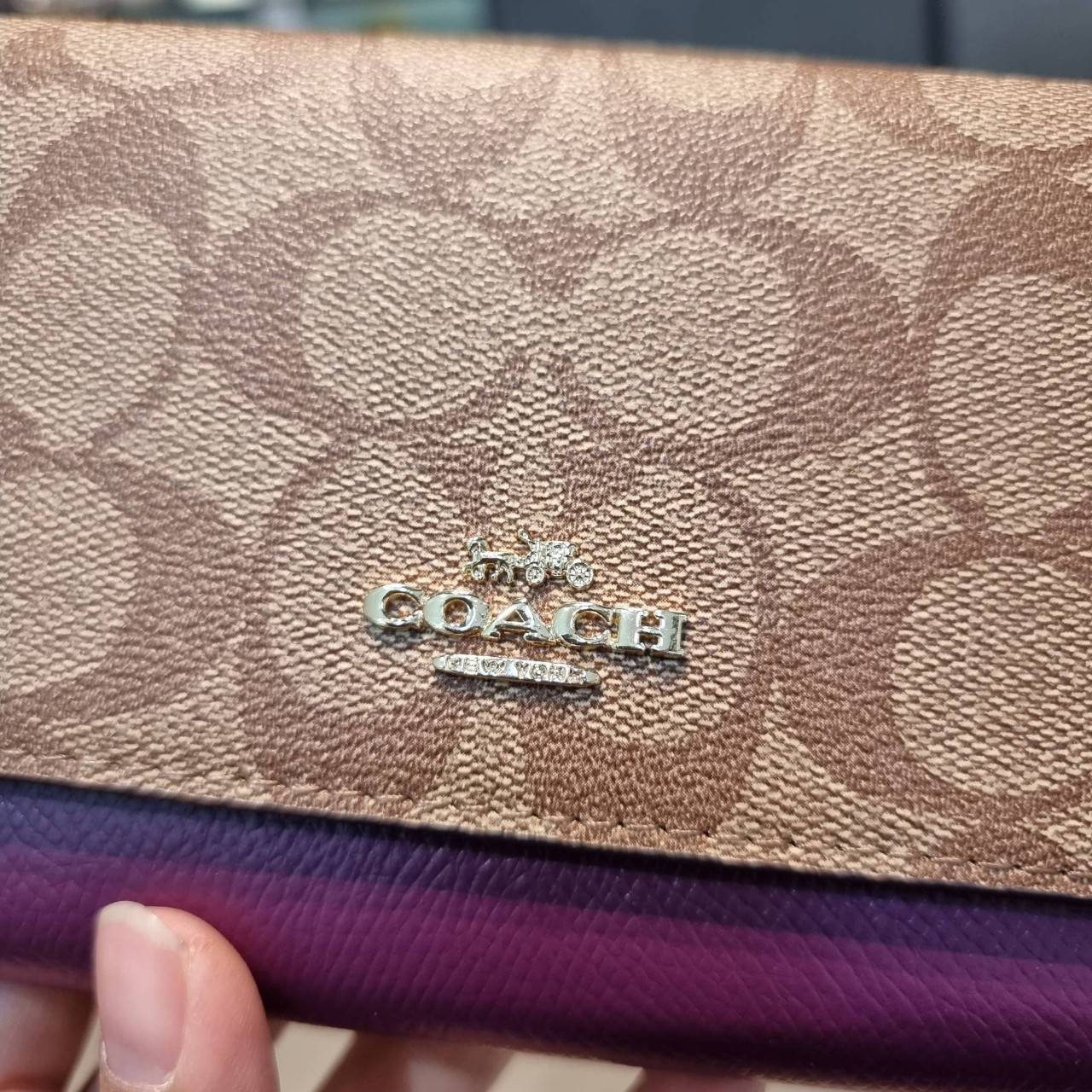 COACH F53763 TRIFOLD WALLET IN SIGNATURE กลับมาแล้วจ้า!! รุ่นขายดี!! 💓 ดีไซน์ใหม่ กระเป๋าสตางค์ใบยาว แถมที่ห้อยใส่บัตรแยกให้ (ถอดออกได้) น่ารักมากๆ ใช้งานง่าย เปิด-ปิดด้วยกระดุม ภายในใส่ธนบัตร ใส่บัตรได้เยอะ ใส่มือถือได้ไปอีก!! จุใจสุดๆ บอกเลยว่าใ