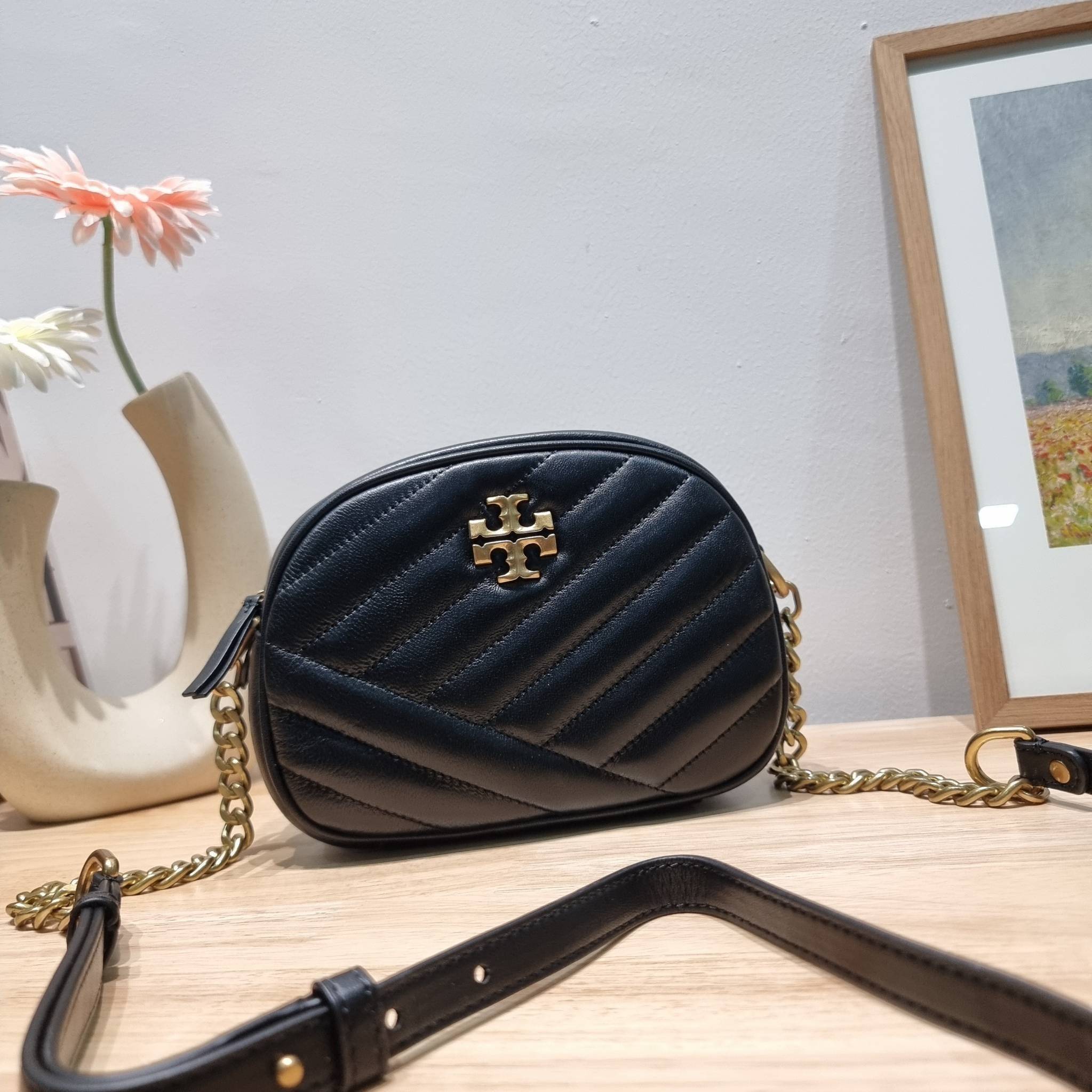 TORY BURCH KIRA CHEVRON SMALL CAMERA BAG / TORY CAMERA BAG / TORY BAG พร้อมส่ง 4 สี กระเป๋าสะพายทรงกล้อง ขนาดกะทัดรัด ไซส์สะพายคล่องตัว ดูหรู ลูกคุณหนู