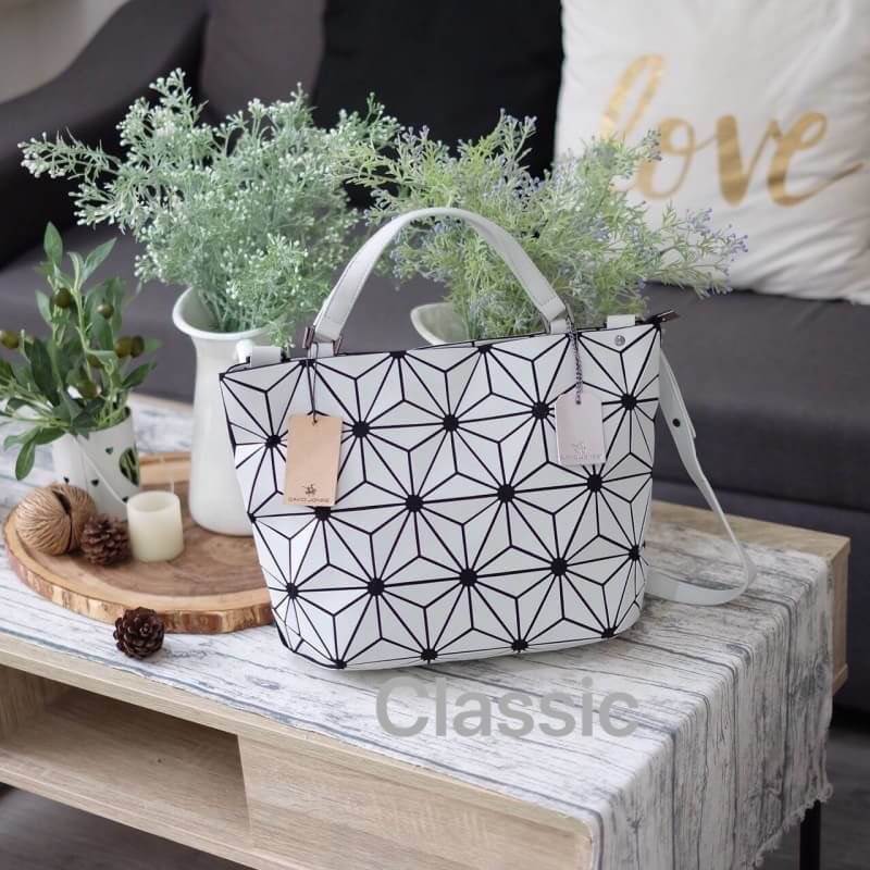 รุ่นขายดี ' Matte Color ' ✨✨ สีด้าน มีให้เลือกถึง 4 สี 🍭🍭แถมยังลาย Limited edition หายาก 👍ปรับทรงได้ 2 แบบ น่ารักมาก จากแบรนด์ David Jones กระเป๋าสะพายข้างดีไซน์เกร๋มาก สีสวยหรูมาก ขนาดกะลังดีเลย น้ำหนังเบาม