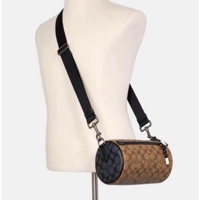 COACH BARREL SIGNATURE CANVAS CROSSBODY (C2957) กระเป๋าสะพาย ทรงเก๋ ขนาดกำลังดี ที่บอกได้คำเดียวว่า เท่ไม่หยอก!! คือดีย์มาก!!// วัสดุแคนวาส ผสมหนังแท้ ลาย SIGNATURE รูปทรงกระบอก// เปิด-ปิด ด้วยซิบ ด้านในโล่งกว้าง เก็บของได้เยอะ// มาพร้อมสายสะพาย สายสปอร์ต