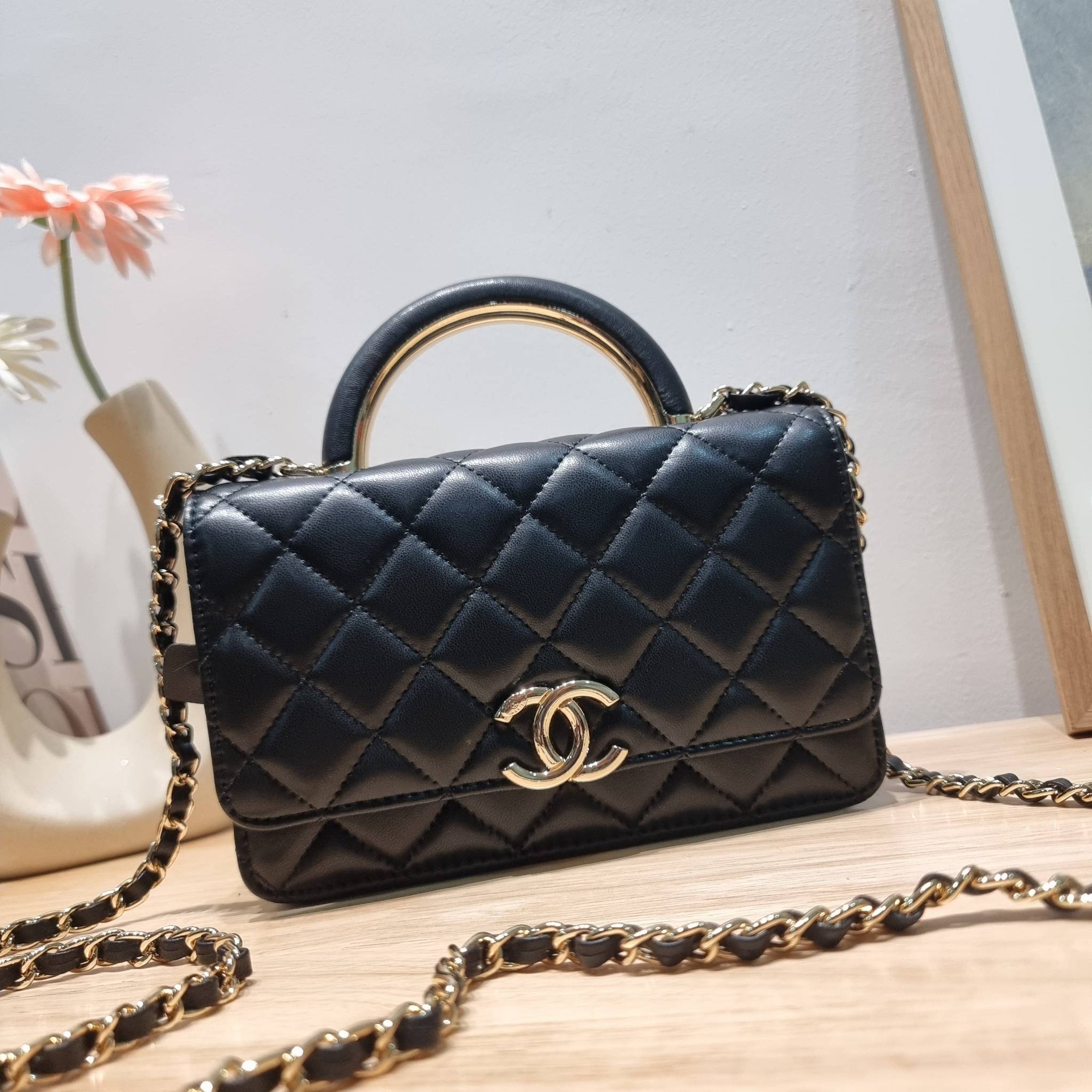 CHANEL woc with top handle black / CHANEL WALLET ON CHAIN กระเป๋าสะพายข้างไซส์กำลังดี สวยหรู ดีไซน์คลาสสิคผสานกิมมิคประจำแบรนด์ ทำให้ไอเท็มนี้เพิ่มมูลค่าขึ้นไปอีก สร้างสรรค์ตัวกระเป๋าด้วยหนังแกะ สัมผัสสบายมือ ใช้งานสะดวกด้วยกระดุมแม่เหล็ก ภายในกระเป๋าแบ่ง