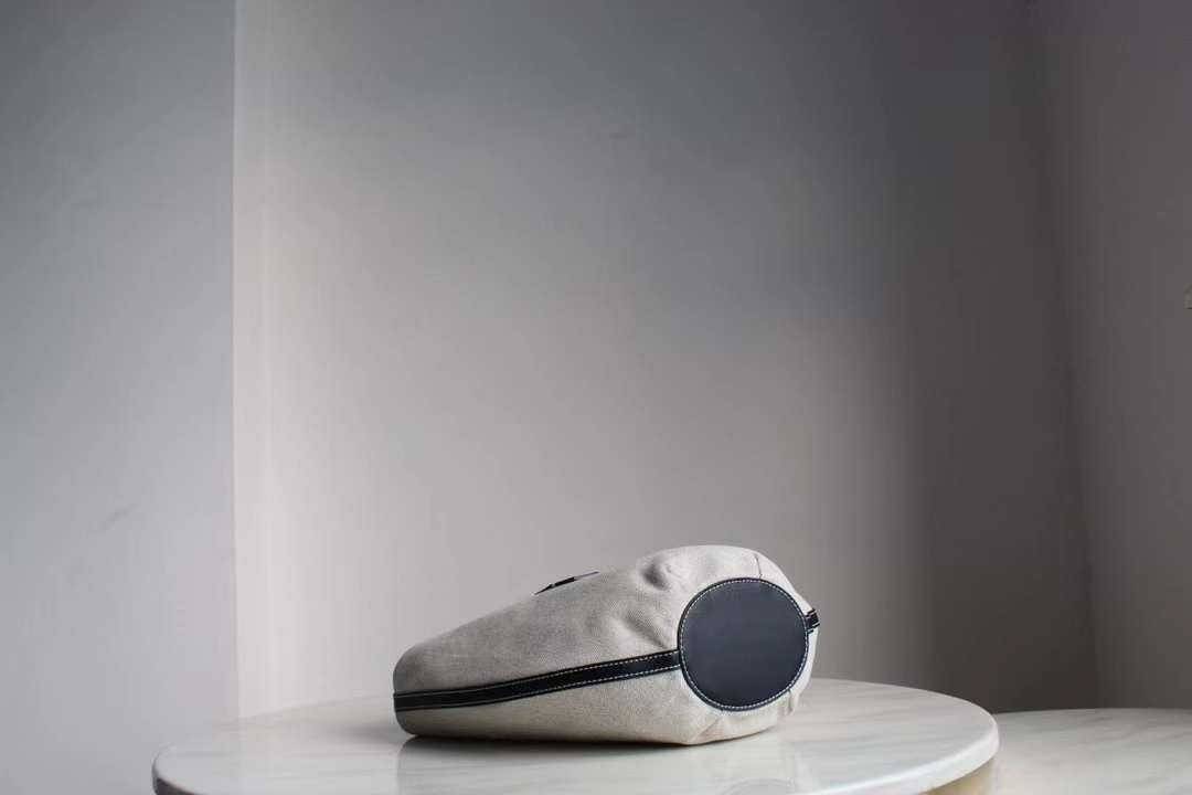 Tory Burch Small Canvas Round Tote กระเป๋าถือหรือสะพายไหล่ วัสดุผ้าcanvas รูปทรงโค้งมน ด้านในโล่ง มี1ช่องซิปและ1ช่องเล็ก น้ำหนักเบา จุของได้เยอะ มาใหม่ล่าสุดไม่ควรพลาดเลยค่า