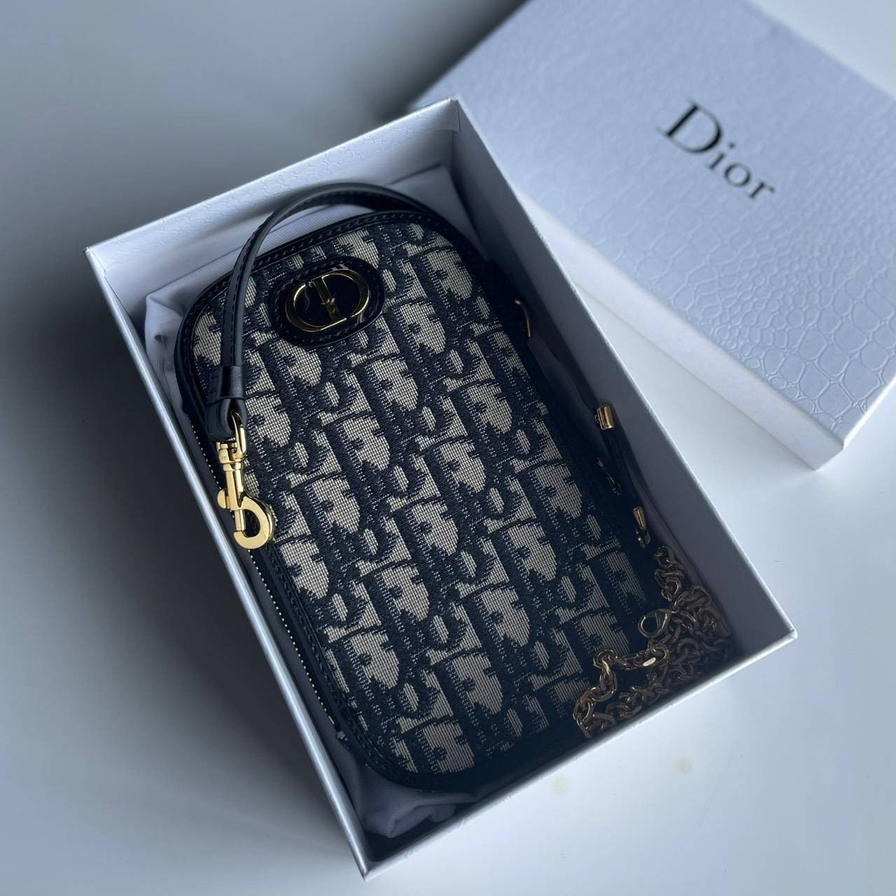 DIOR Phone Bag / DIOR 30 Montaigne Phone Holder Blue Dior Oblique Jacquard เกรดใช้งานสลับของแท้ เกรดออริจินอล กระเป๋าใส่โทรศัพท์ติดโลโก้ CD สีทองด้านหน้ากระเป๋า มีสายโซ่สีทองแบบยาวที่สามารถสะพาย crossbody ได้ และสายหนังเอามาหิ้วเก๋ๆ ก็ได้นะคะ สายทั้ง 2 สา