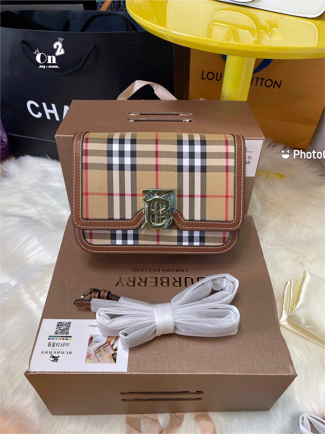 BURBERRY FRAGRANCES LEATHER CROSSBODY BAG / BB Shoulder Bag กระเป๋าสะพาย ทรงกล่อง เปิดหน้า อะไหล่ทอง สายสะพายยาวแบบครอสบอดี้ ได้ทุกลุค เกรดงานสวย.น่ารักมากๆ งานชนชอป ใช้ได้ Everyday Look เลยค่า