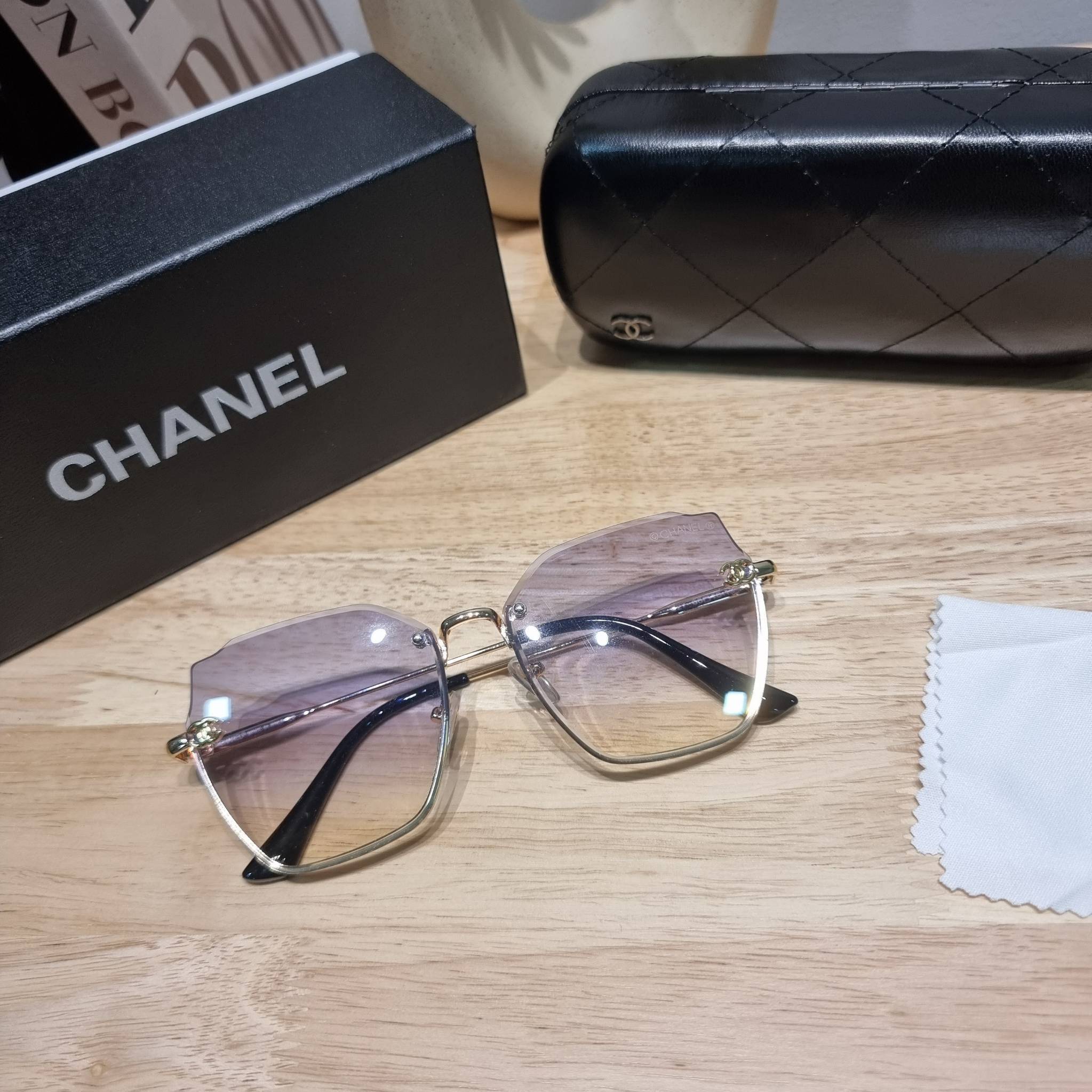 Chanel Sunglasses UV protection gift Box set สุดคุ้ม มาพร้อมอุปกรณ์ครบเซ็ท ดีไซน์ชิคมากแม่!! รับรองไม่ซ้ำใคร ใส่เสริมโหงวเฮ้ง ดูผู้ดี มีพกติดตัวไว้ไม่ตกเทรนด์ ใช้ได้ทุกโอกาส