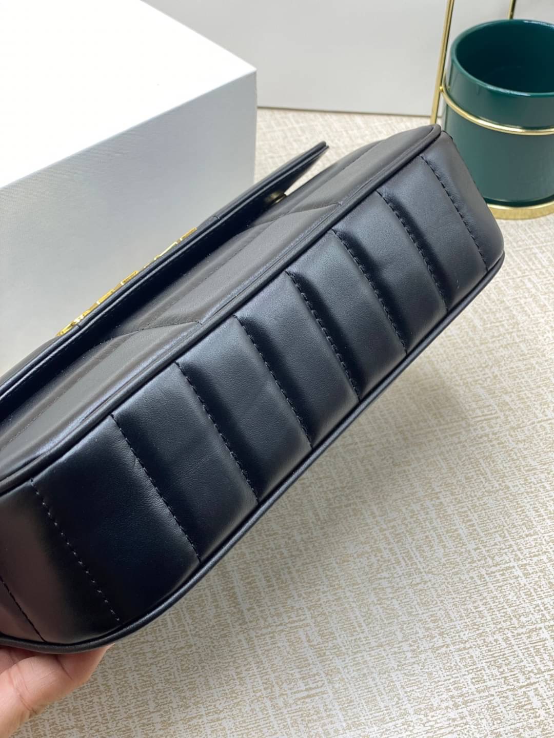 CELINE CHAIN SHOULDER BAG MATELASSE MONOCHROME ภาพสินค้าถ่ายจากงานขายจริง ใช้งานต่างประเทศได้