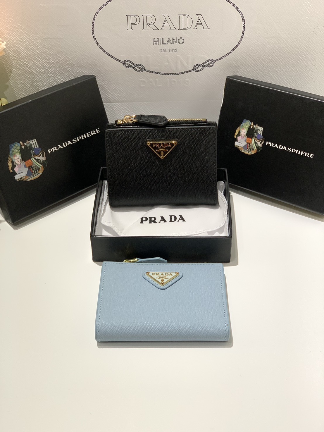 ORI หนังแท้ | Prada Wallet / Prada Small logo-plaque Saffiano Wallet กระเป๋าสตางค์ปราด้าใบกลาง เรียบหรู หนัง Saffiano เนื้อนุ่ม มีฟังก์ชันและสไตล์ให้เลือกด้วยช่องใส่บัตรหลายช่อง