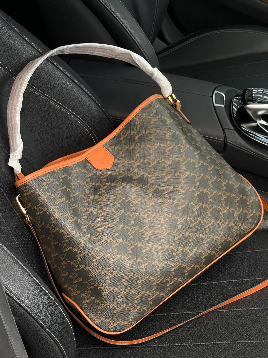 Celine Triomphe Large Shoulder Bag กระเป๋าสะพายรุ่นนี้ก็เป็นอีกหนึ่งใบที่คุ้มค่าคุ้มราคามากสำหรับสาวๆที่ชอบพกพาสิ่งของเยอะ เพราะมีฐานที่ขนาดกว้างเลยทีเดียว ด้วยดีไซน์กึ่งทางการ กึ่งลำลอง จึงใช้งานได้หลายโอกาส ลายtriompheที่โดดเด่นเป็นเอกลักษณ์ หรูหราดูแพง